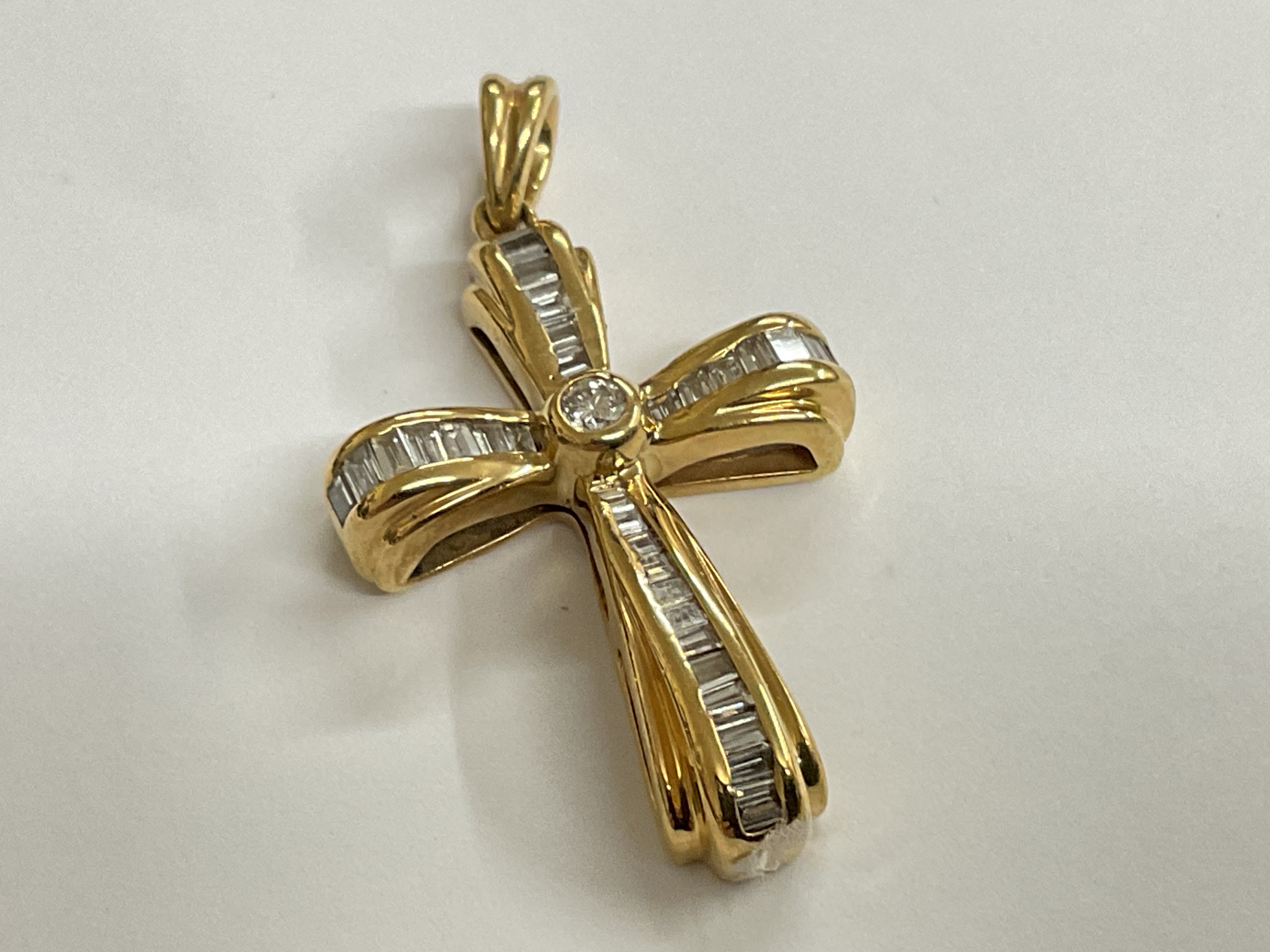 18ct yellow gold baguette diamond pendant cross. 6.69g, 0.75ct. Postage category A.