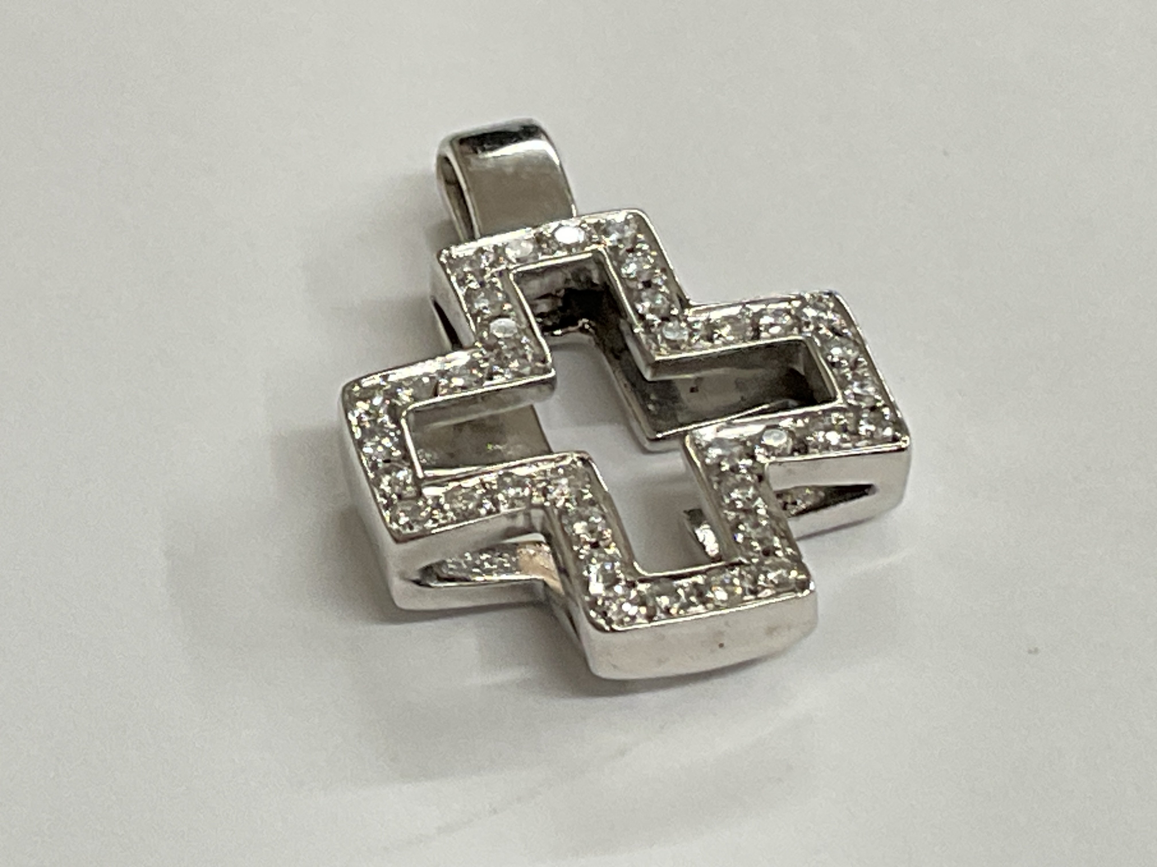 18ct white gold diamond cross hollow pendant. 30 diamonds, 4.16g. Postage category A.