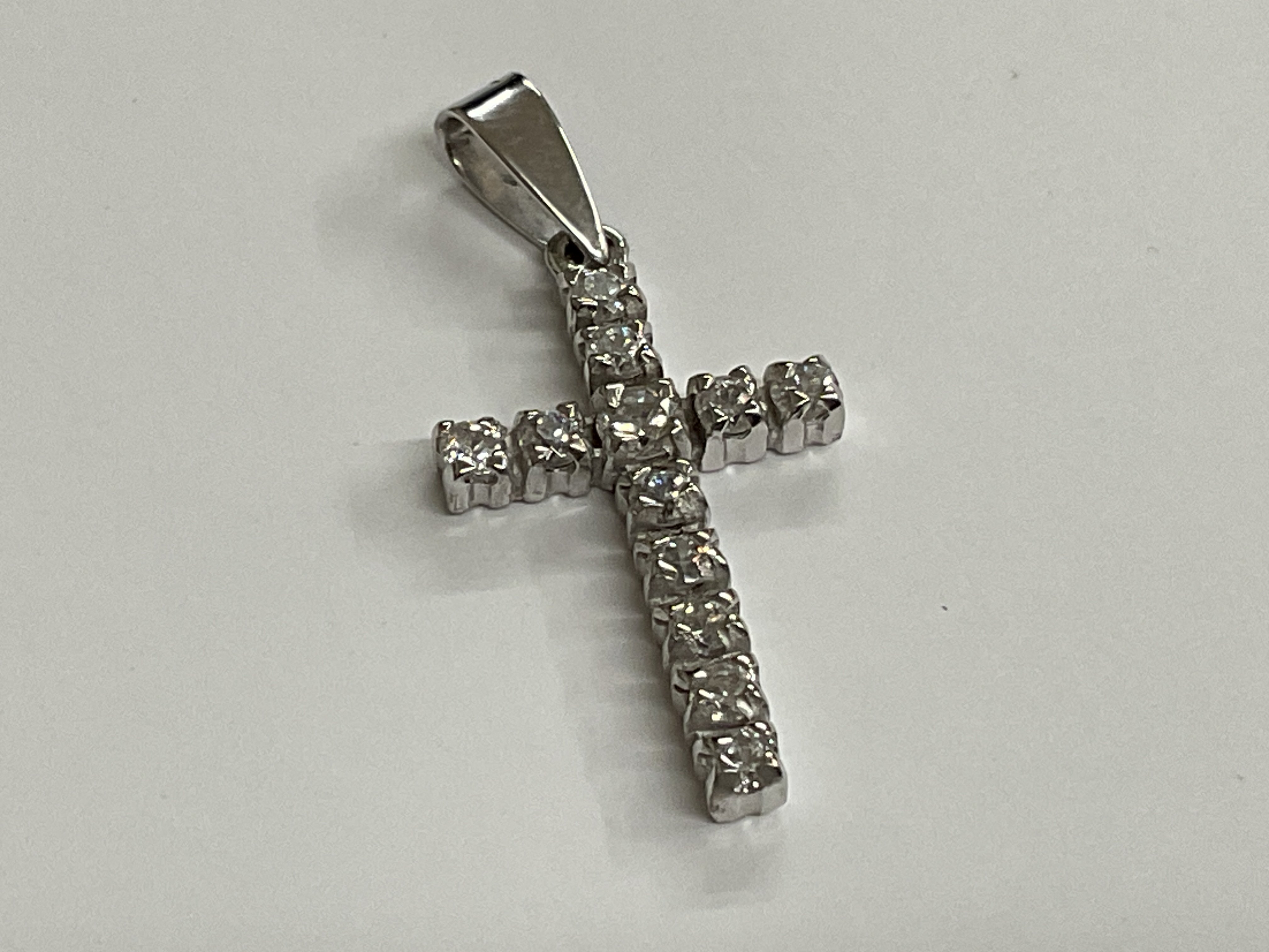 18ct white gold diamond cross pendant. 12diamonds, 0.90ct, 2.66g. Postage category A.
