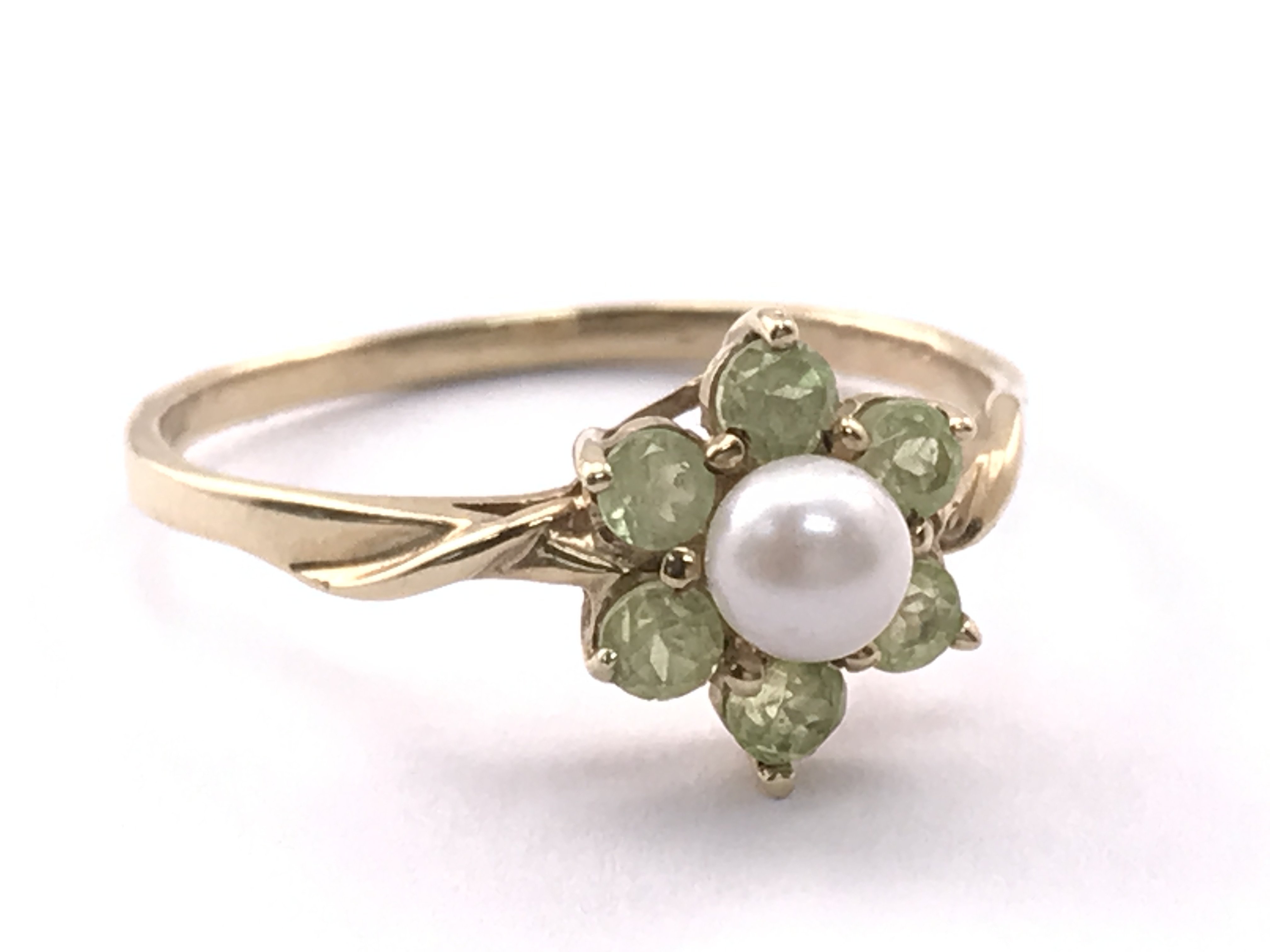 A 9ct gold Pearl and peridot set ring, 1.68 total weight, size S Postage category A