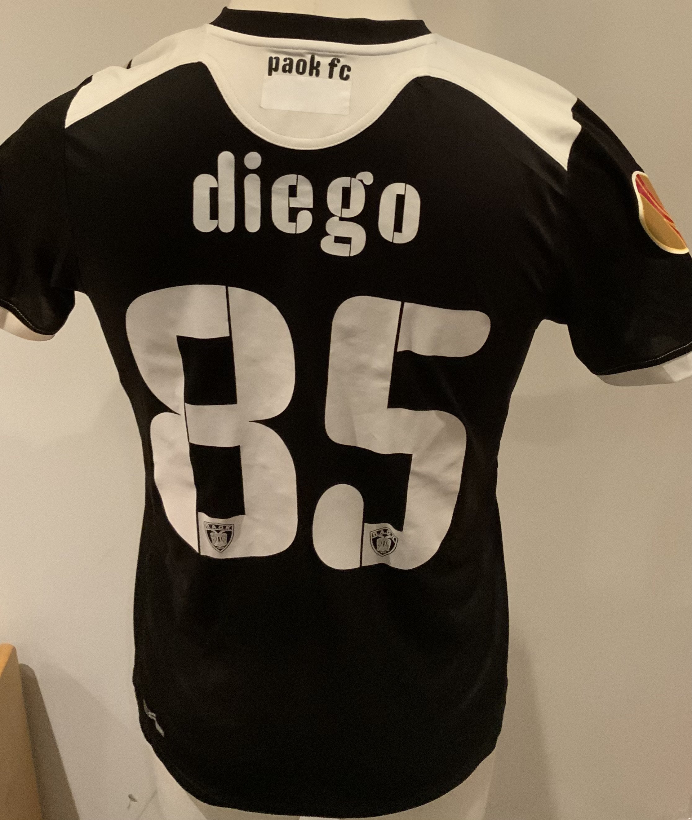 PAOK Salonika 2011 - 2012 Match Worn Football Shirt: Black short sleeve shirt with Europa League badging to sleeves. Arias 85 to rear. Worn during the 2-1 victory against Tottenham on 30 November 2011. Player was a second half substitute. 