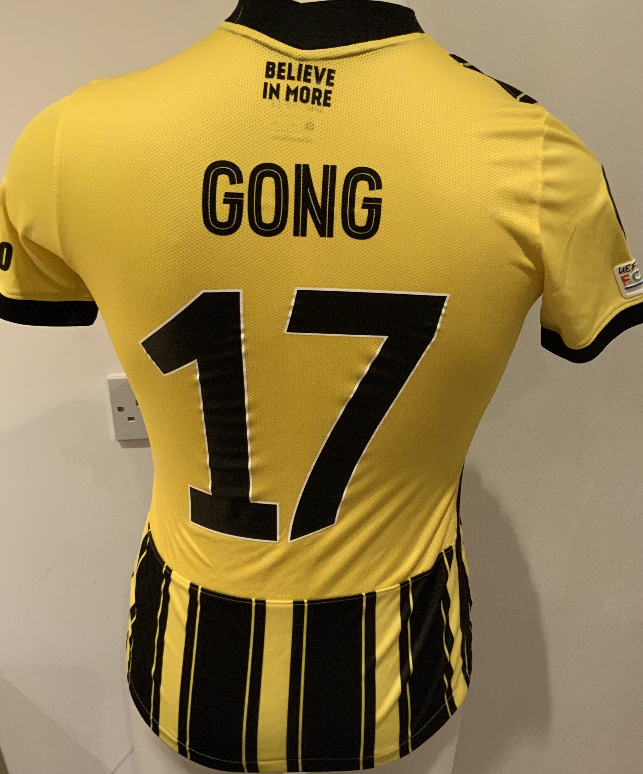 Vitesse Arnhem 2021 - 2022 Match Prepared Football Shirt: Yellow and black short sleeve shirt with Europa League badging to sleeves. Gong 17 to rear. Prepared for the 1-0 win against Tottenham on 21 October 2021. 