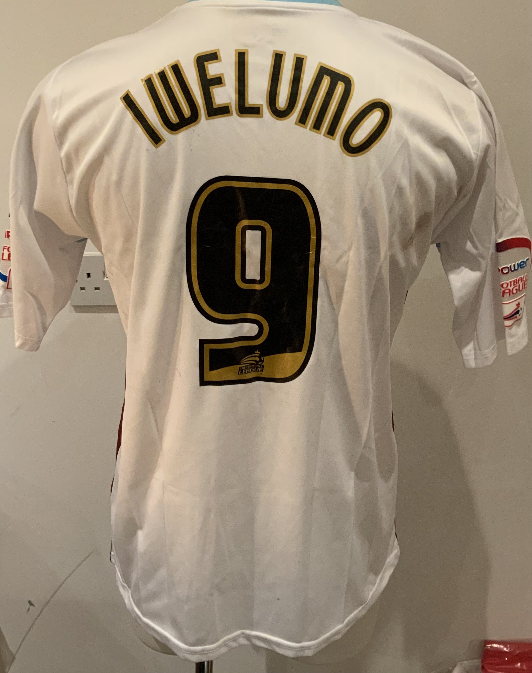 Burnley 2010 - 2011 Match Worn Football Shirt: White short sleeve shirt with NPower League badges to sleeves. Iwelumo 9 to rear. Shirt is unwashed. 