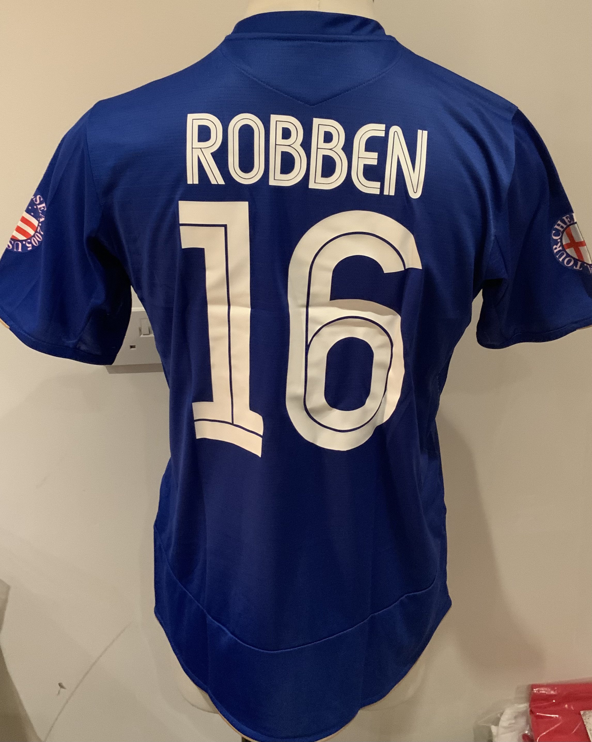 Chelsea 2005 USA Tour Match Worn Football Shirt: Blue short sleeve shirt with USA Tour 2005 badges to sleeves. Robben 16 to rear. Chelsea played AC Milan twice and DC United, with 2 wins and 1 draw. Chelsea went on this tour as Premier League winners. 