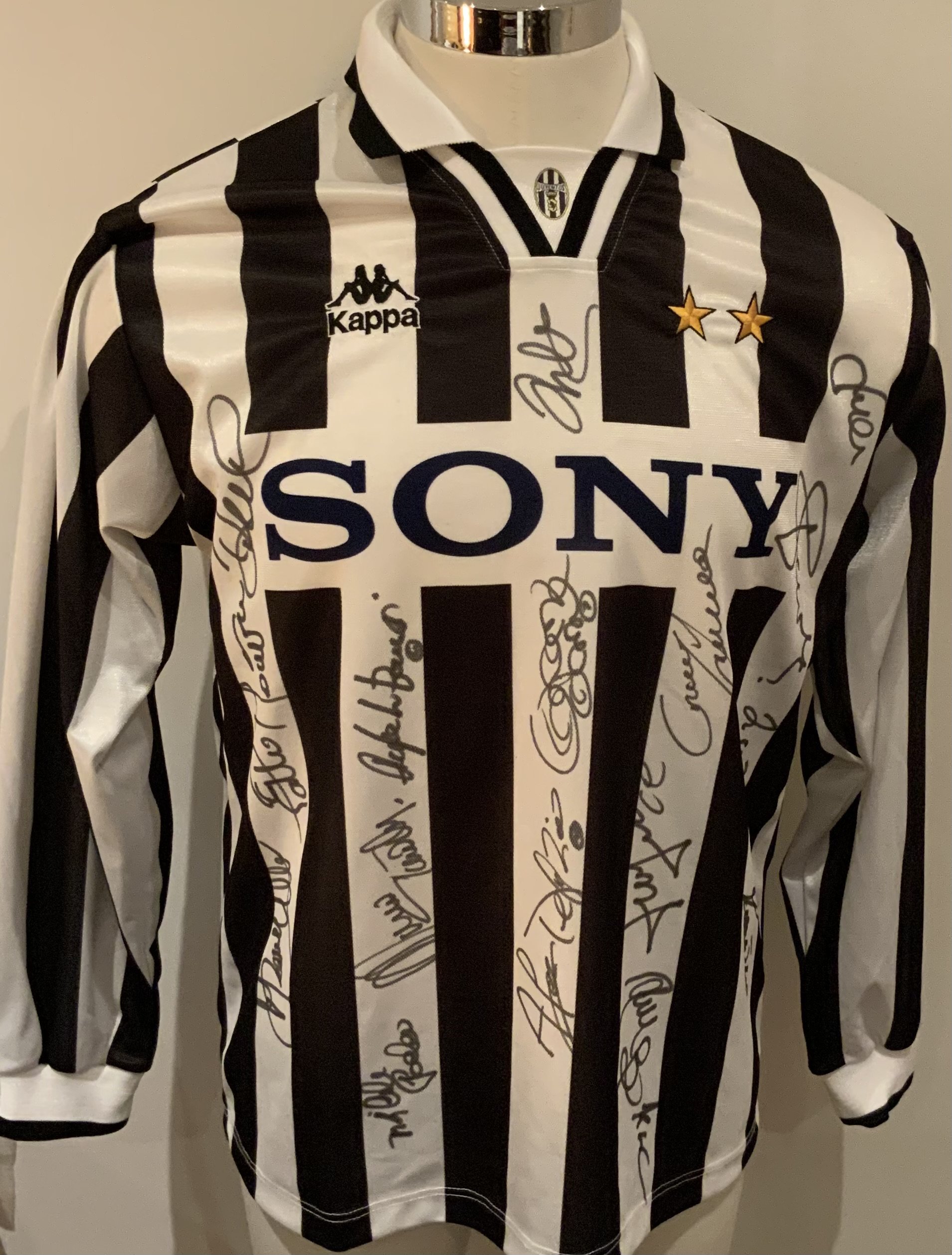Juventus 1995 - 1996 Signed Replica Shirt: Signed to front by the Juventus squad. Juventus were Champions League and Supercup winners this season. 