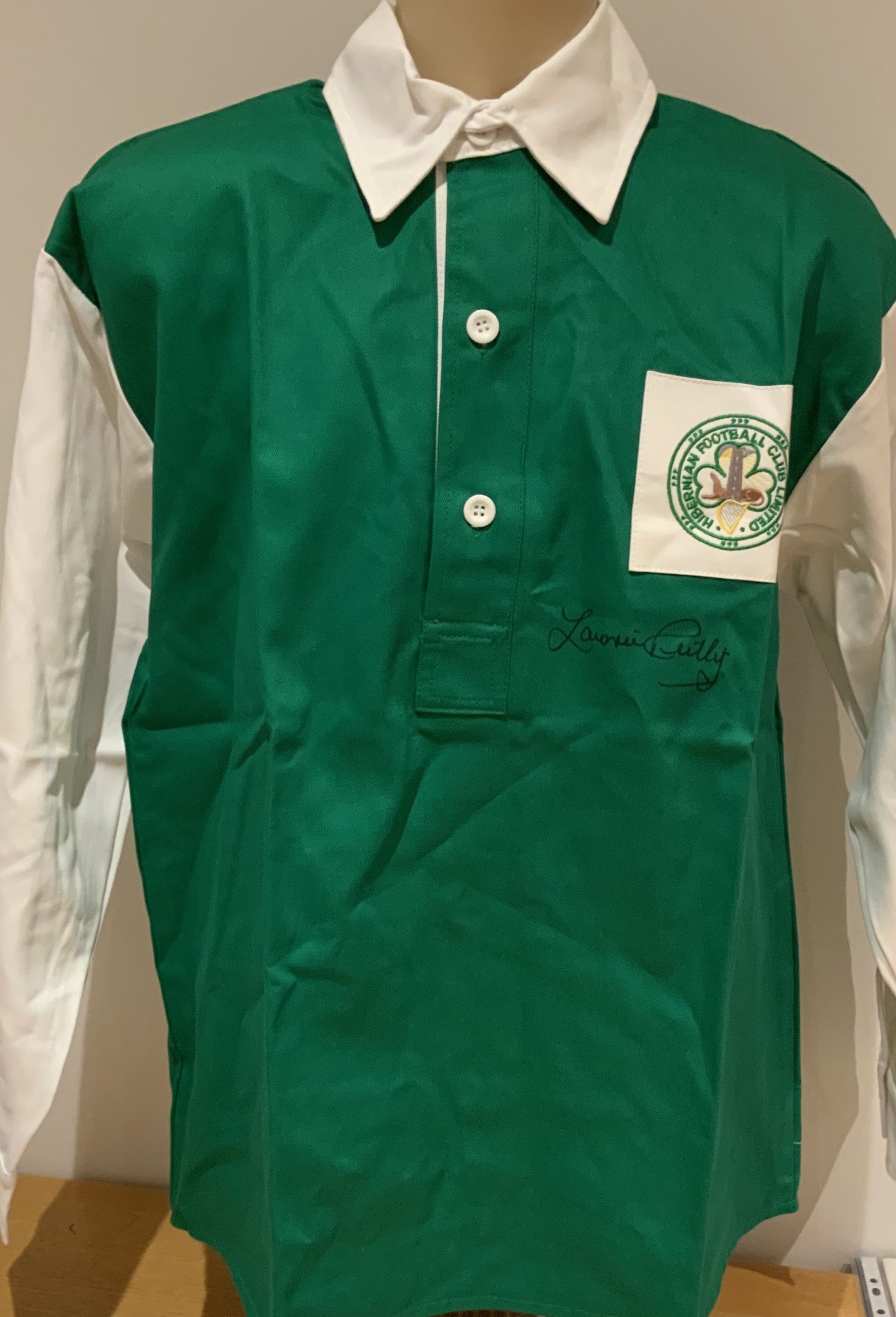Hibernian Signed Replica Shirt: Long sleeve shirt signed to front by Hibs legend Lawrie Reilly. COA from reputable source. 