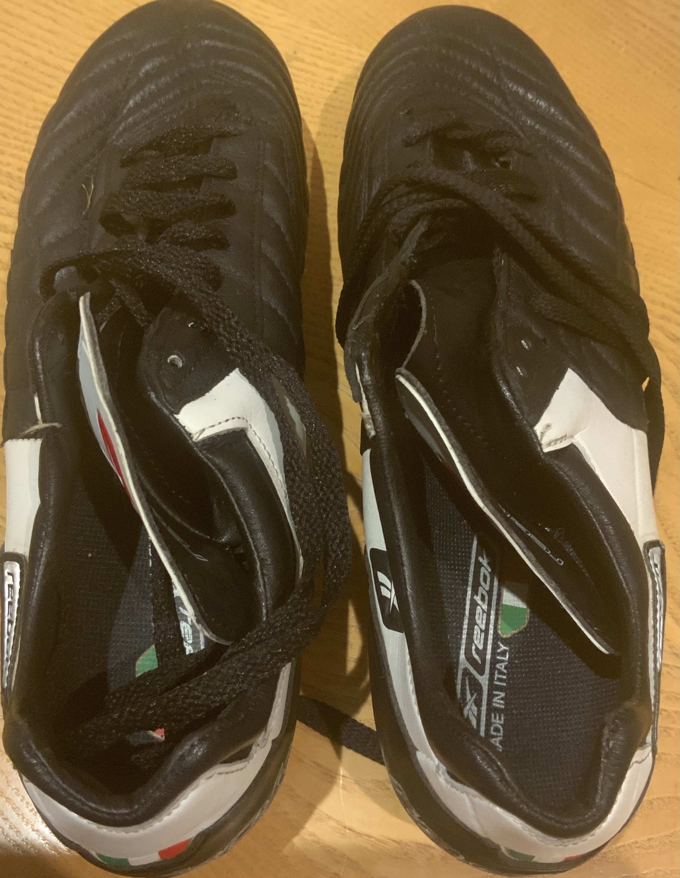 Liverpool Match Worn Barmby Football Boots: Reebok come with signed COA by the player without dedication. 