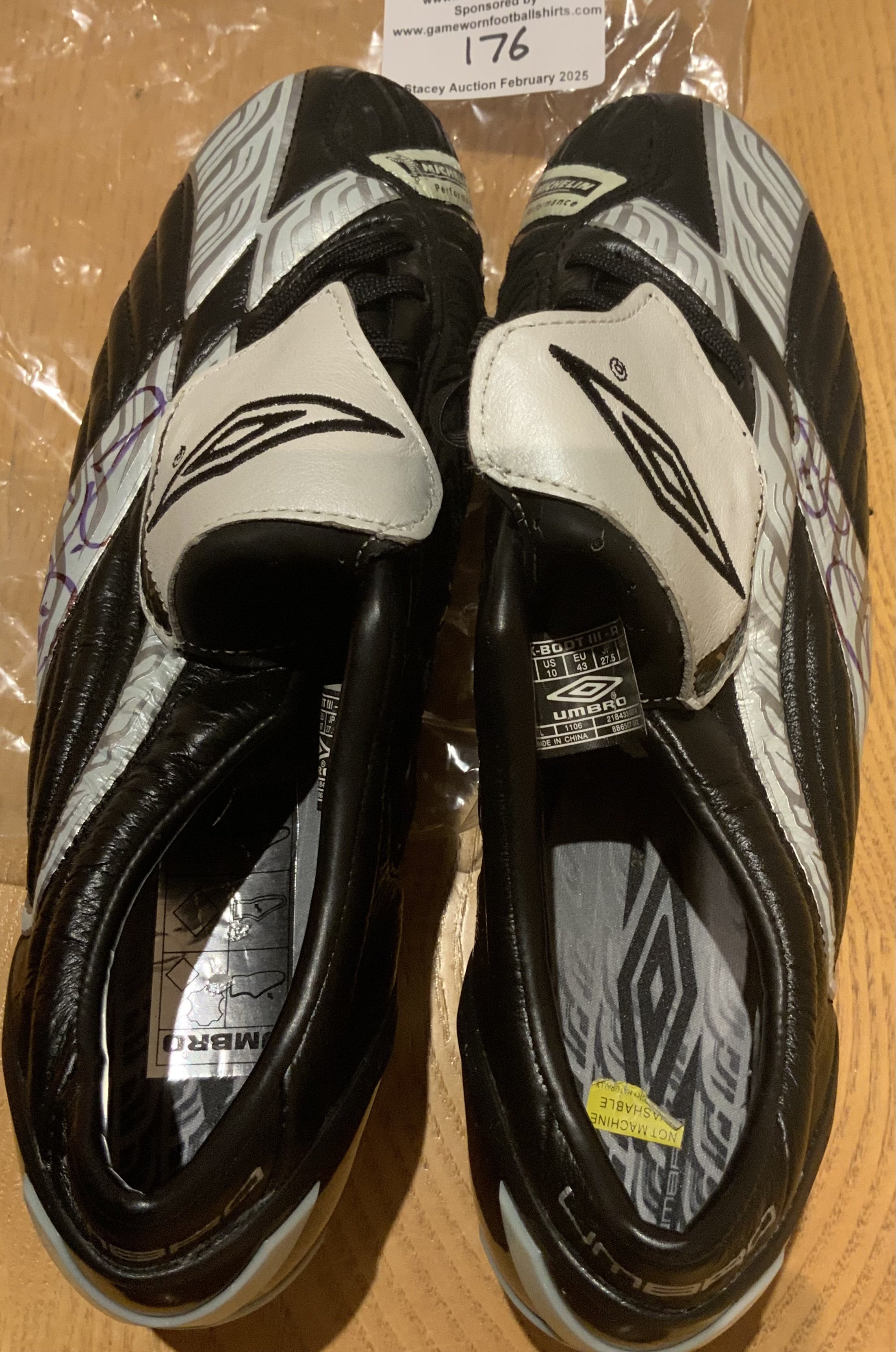 Everton Match Issued Cahill Signed Football Boots: Umbro pair of boots signed by player. Issued to Cahill but possibly not worn as like new. 