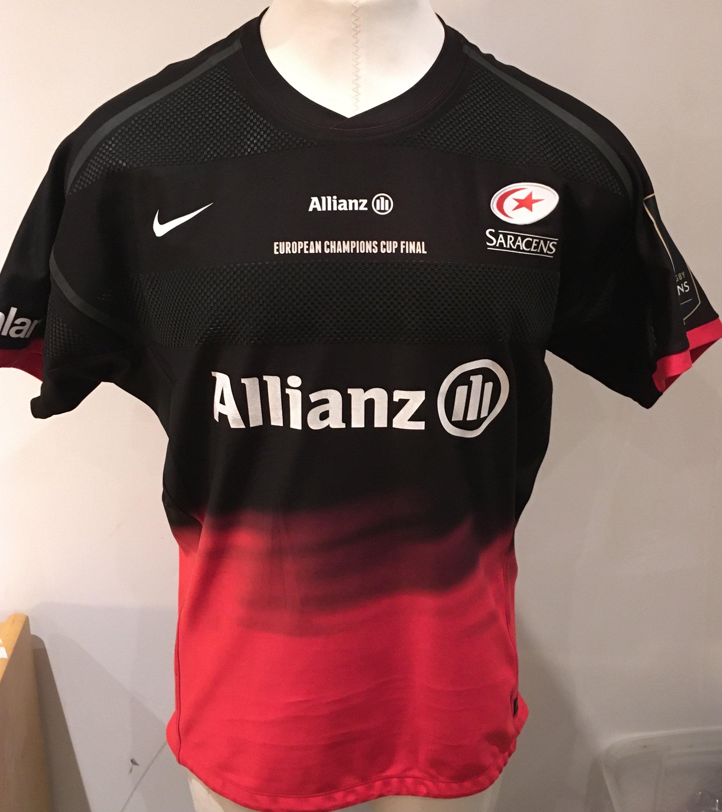 Saracens 2013 - 2014 Home Match Worn Rugby Union Football Shirt: Black short sleeve Nike XXL excellent condition shirt worn by Billy Vunipola. European Champions Cup badging. GPS tracking pocket present at neck. Worn in the final v Toulon on 24 May 2014.