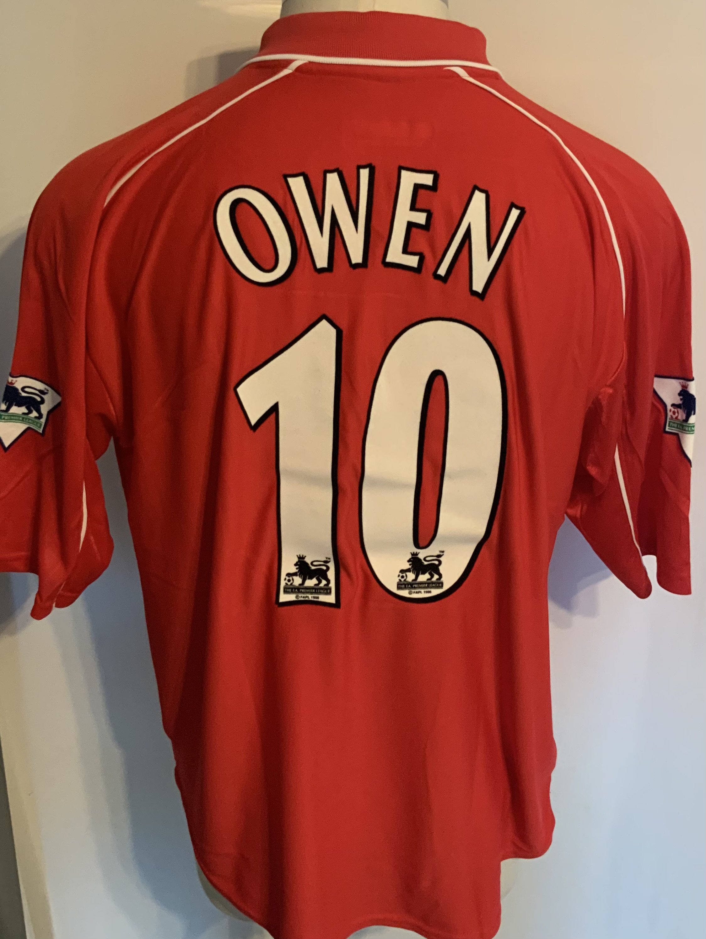 Liverpool 2001 - 2002 Home Match Worn Football Shirt: Red short sleeve Reebok shirt with Premier League badging to sleeves. Owen 10 to rear. Worn v Southampton on 19 January 2002. Comes with signed COA from the player who scored in the match, press photo and matchday programme. 