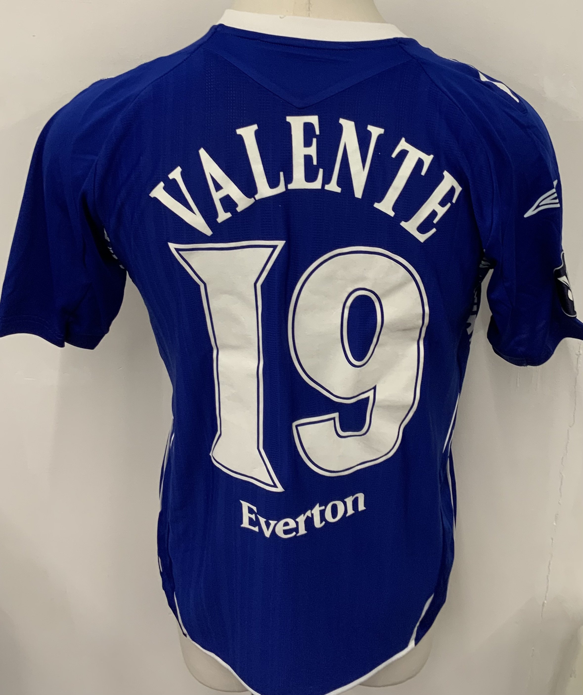 Everton 2007 - 2008 Match Issued Football Shirt: Blue short sleeve shirt with Euro League badging to sleeves. Valente 19 to rear. Issued for match v Fiorentina on 12 March 2008 which is embossed to shirt. Everton won on penalties. 