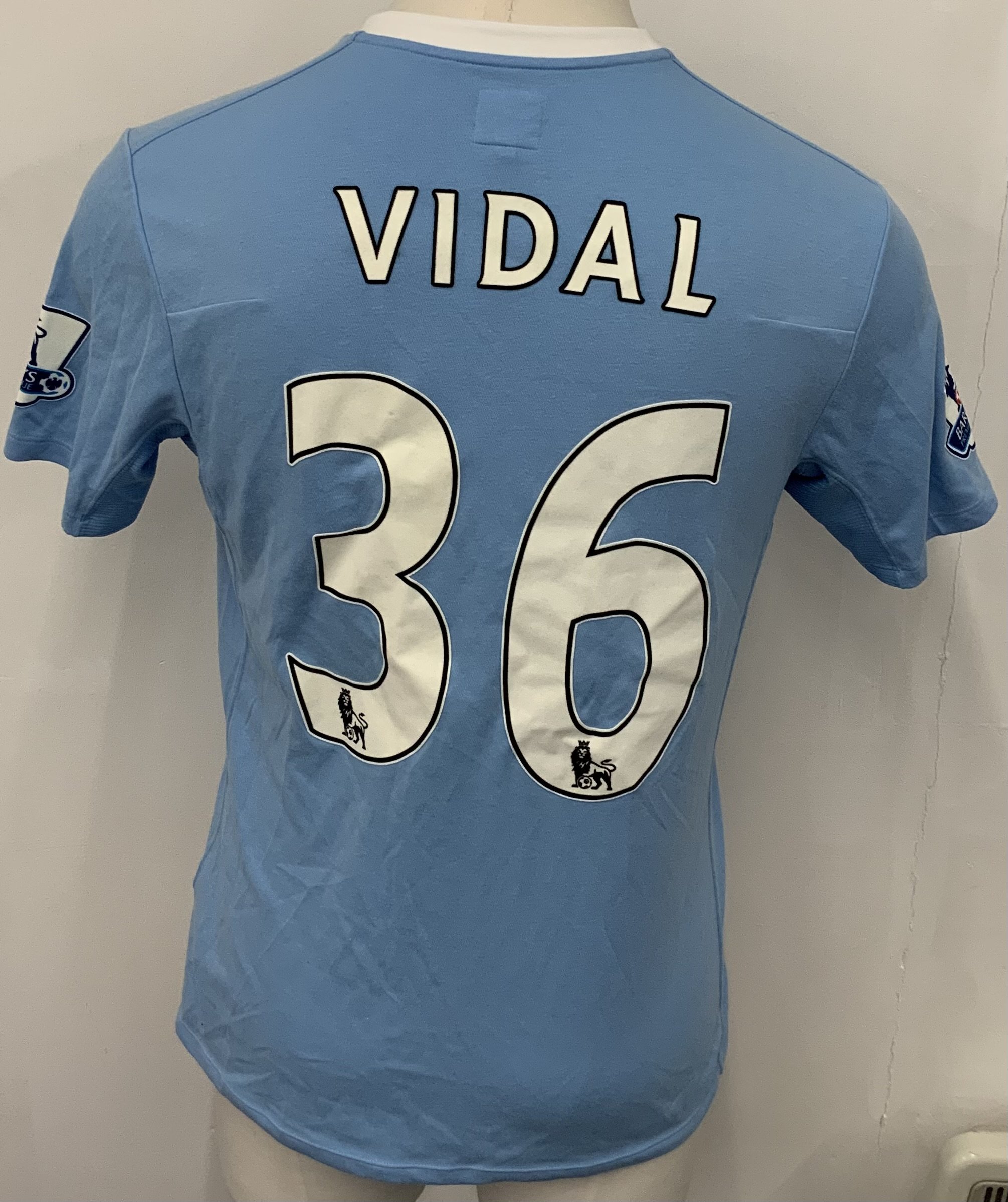 Manchester City 2009 - 2010 Vidal Match Issued Football Shirt: Blue short sleeve Umbro shirt from 1st season of Etihad Sponsorship. Premier League badging to sleeve and Vidal 36 to rear. 