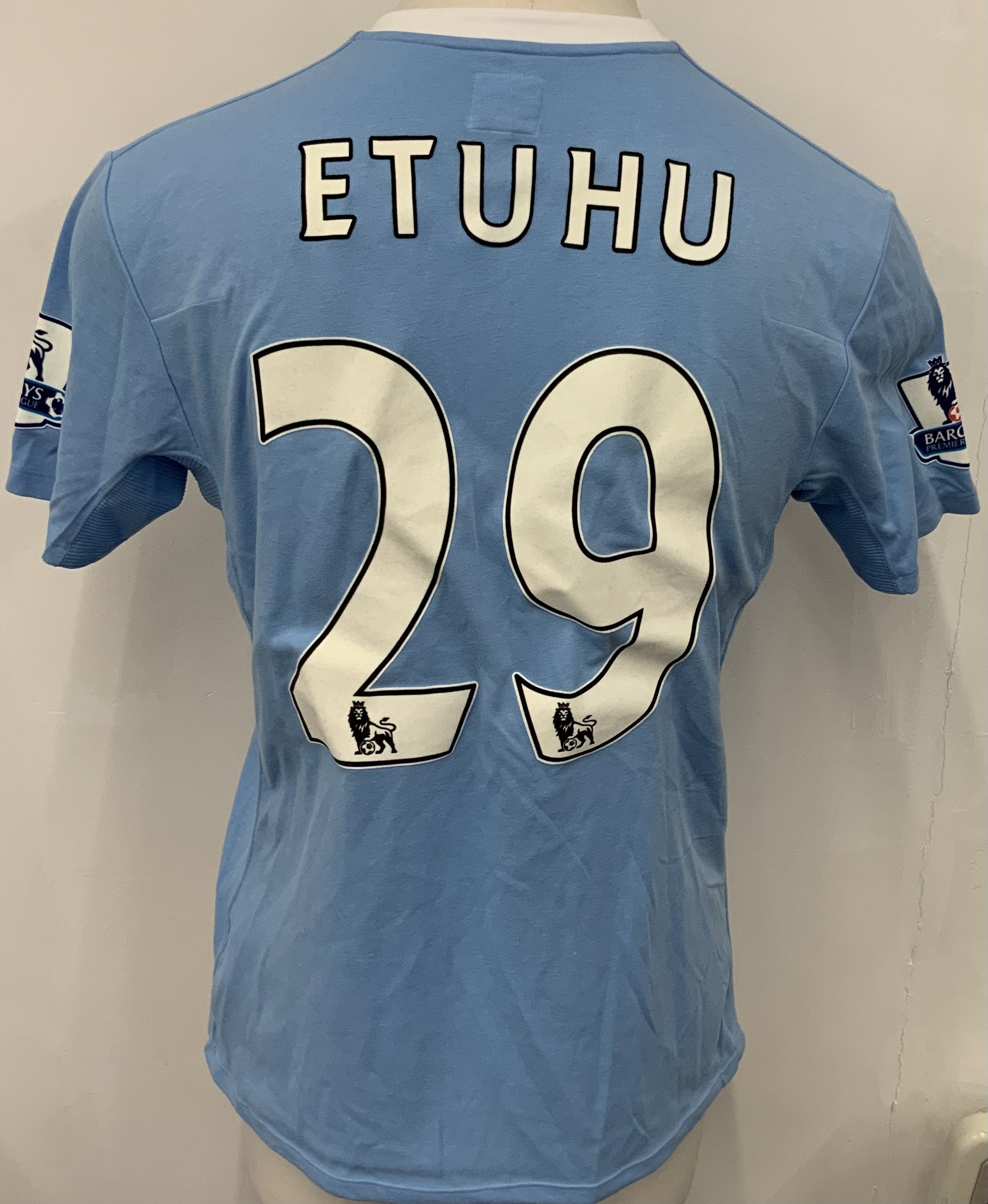 Manchester City 2009 - 2010 Etuhu Match Issued Football Shirt: Blue short sleeve Umbro shirt from 1st season of Etihad Sponsorship. Premier League badging to sleeve and Etuhu 29 to rear. Please note in August 2009 he was transferred on loan to Cardiff and never got to play in this season for City.
