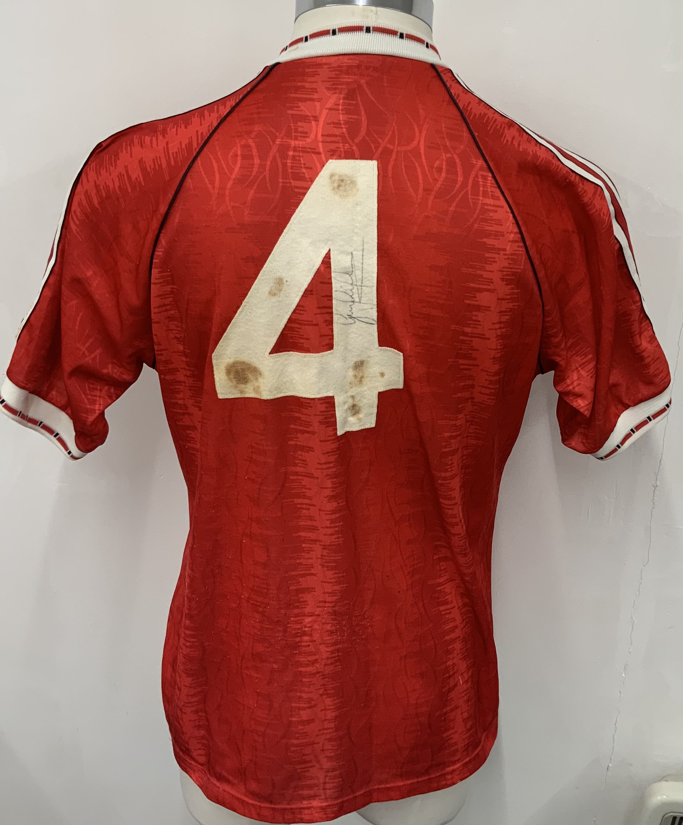 Manchester United 1990 - 1992 Match Worn Bruce Football Shirt: Red short sleeve home Sharp shirt with Football League sleeve badging. Signed to rear dirty number 4 by Pallister and 18 players to front. 