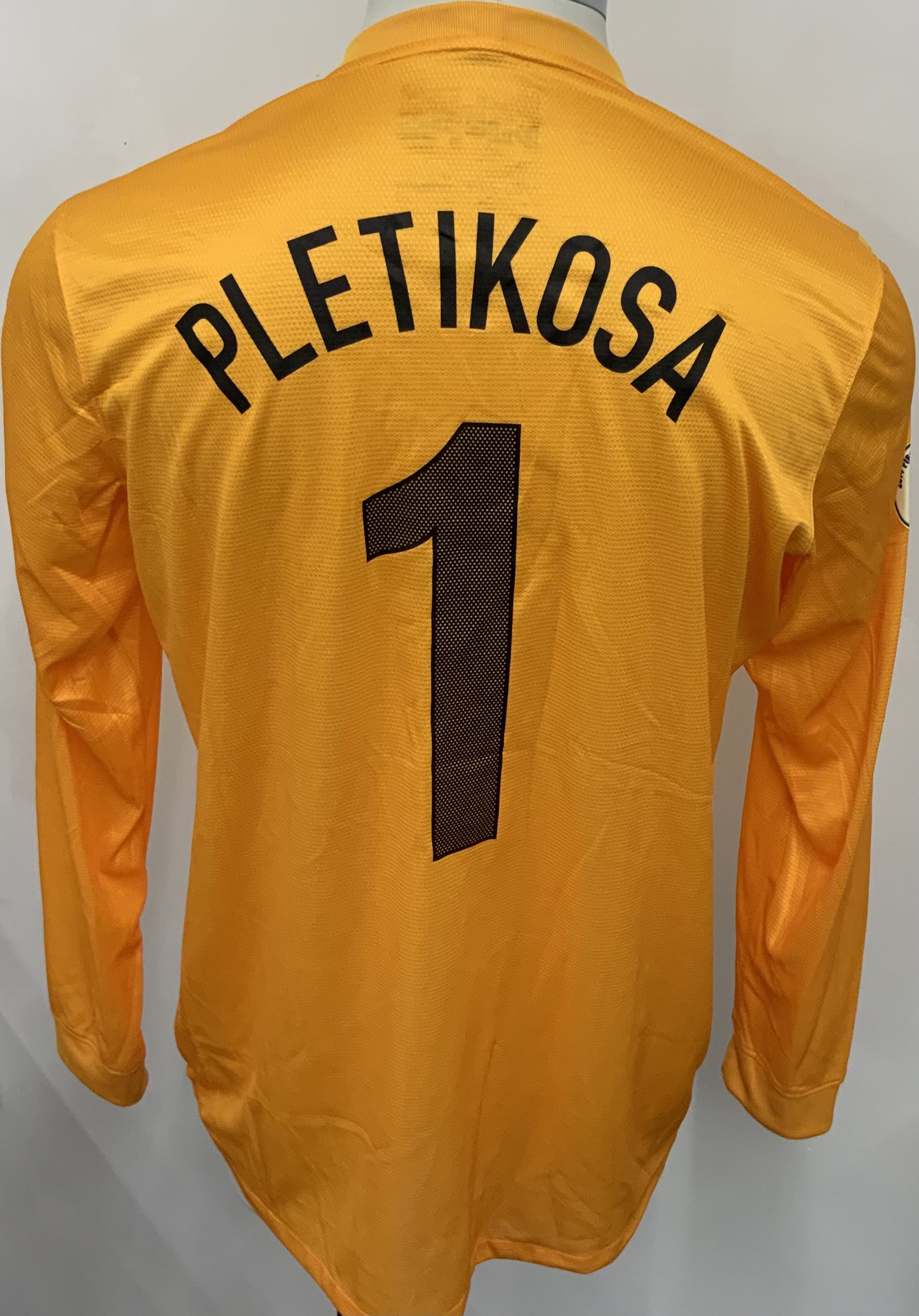 Croatia 2014 Match Worn Football Shirt: Yellow long sleeve shirt. Number 1 Pletikosa. Worn during World Cup Qualifiers. This is the third goalkeeping shirt and has World Cup badges to sleeves. 