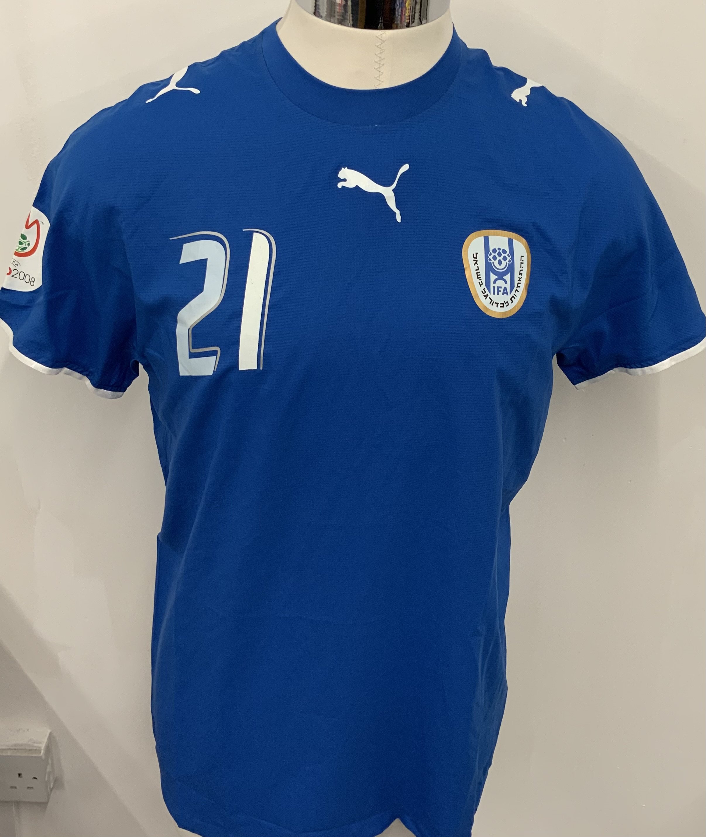 Israel 2006 Match Worn Football Shirt: Blue short sleeve shirt. Number 21 worn by Klemisaban during World Cup Qualifier v Croatia on 15 November 2006.