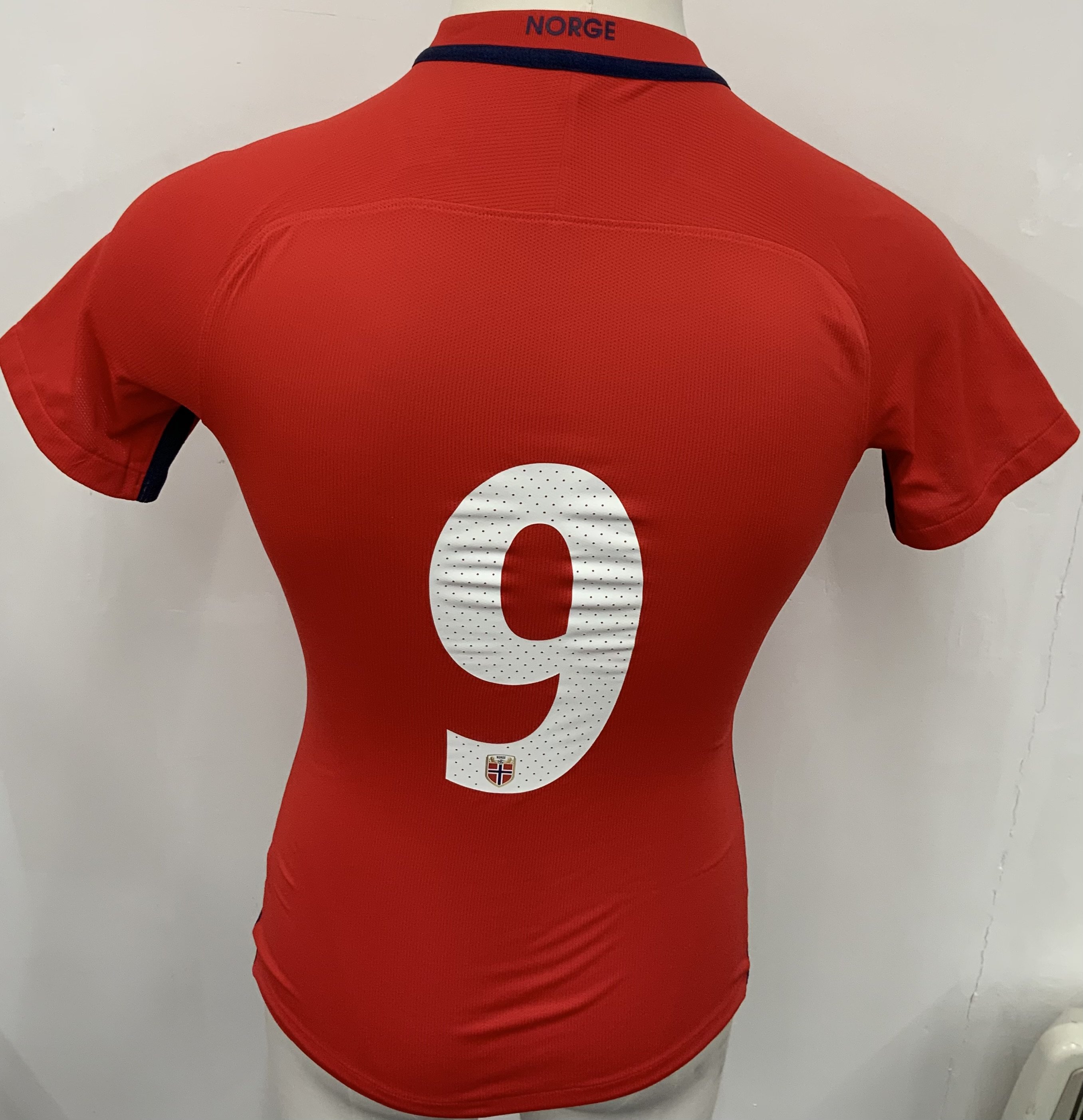 Norway  2016 Match Prepared Football Shirt: Red short sleeve  shirt with number 9 to rear and front. 