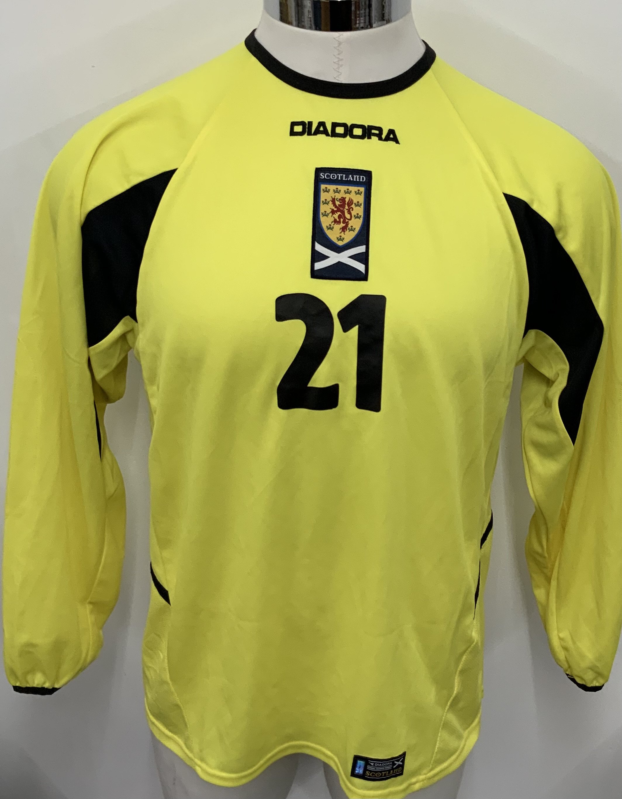 Scotland 2010 Match Issued Football Shirt + Shorts: Yellow long sleeve shirt and shorts with number 21 to shirt and shorts. Match Issued to Craig Gordon. 