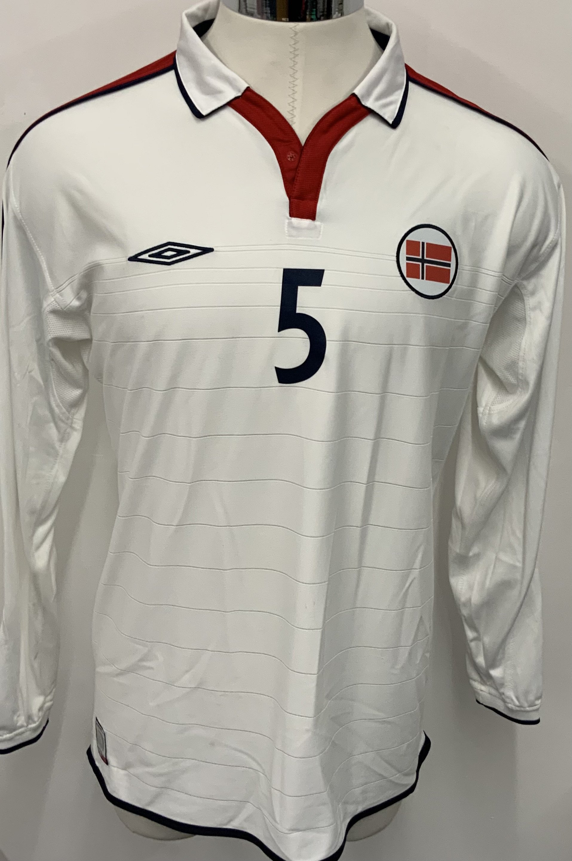 Norway 2005 Match Worn Football Shirt: White long sleeve Umbro shirt with number 5 to rear. Worn by Riise on 9 February 2005 v Malta. Signed COA from the player included. Riise scored the 3rd goal in a 3-0 victory. Comes with Malta FA media pack. 