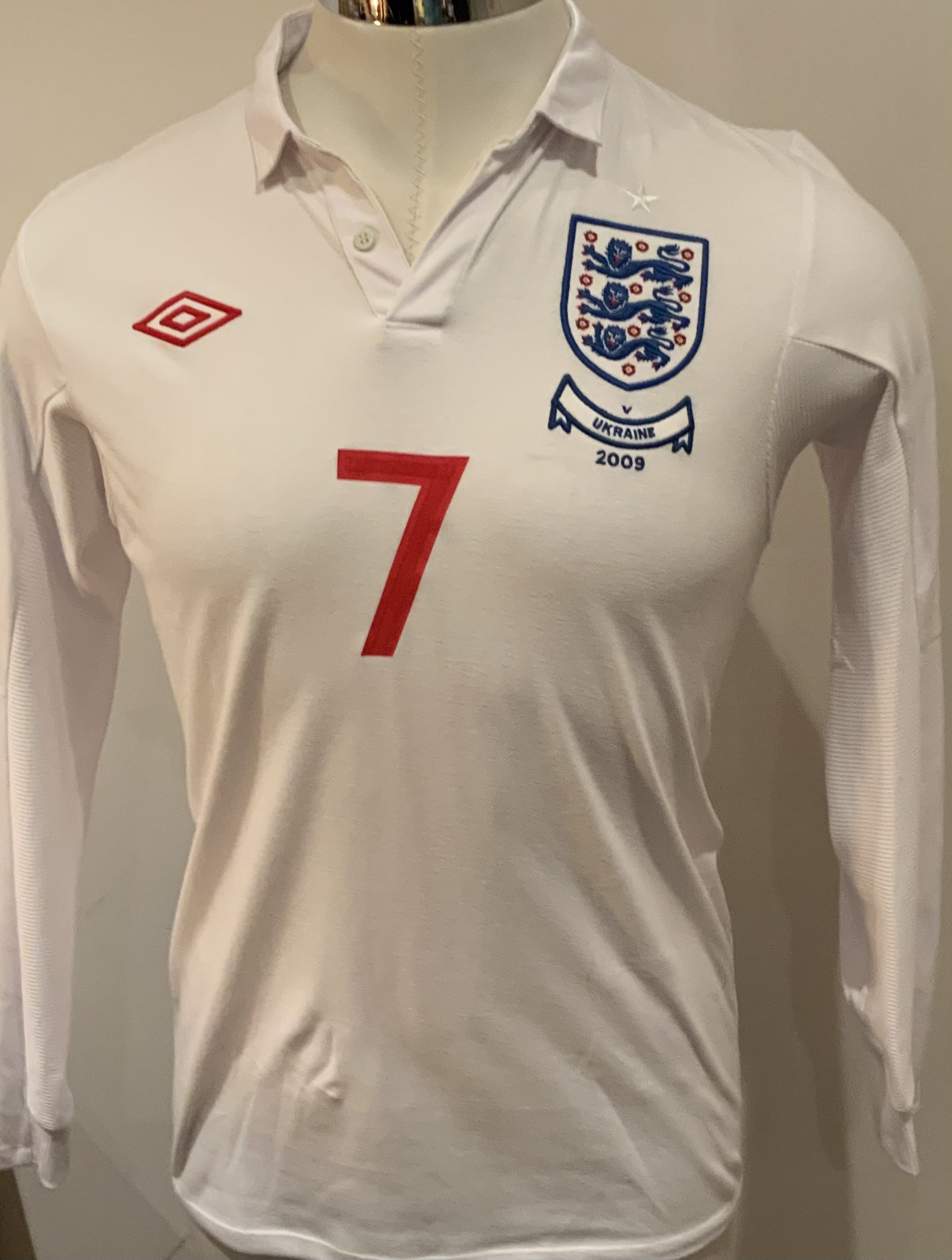 England 2009 Match Worn Football Shirt: White long sleeve shirt with Lennon 7 to rear. Worn in the match v Ukraine on 1 April 2009. World Cup Qualifier. Player has signed to the rear.
