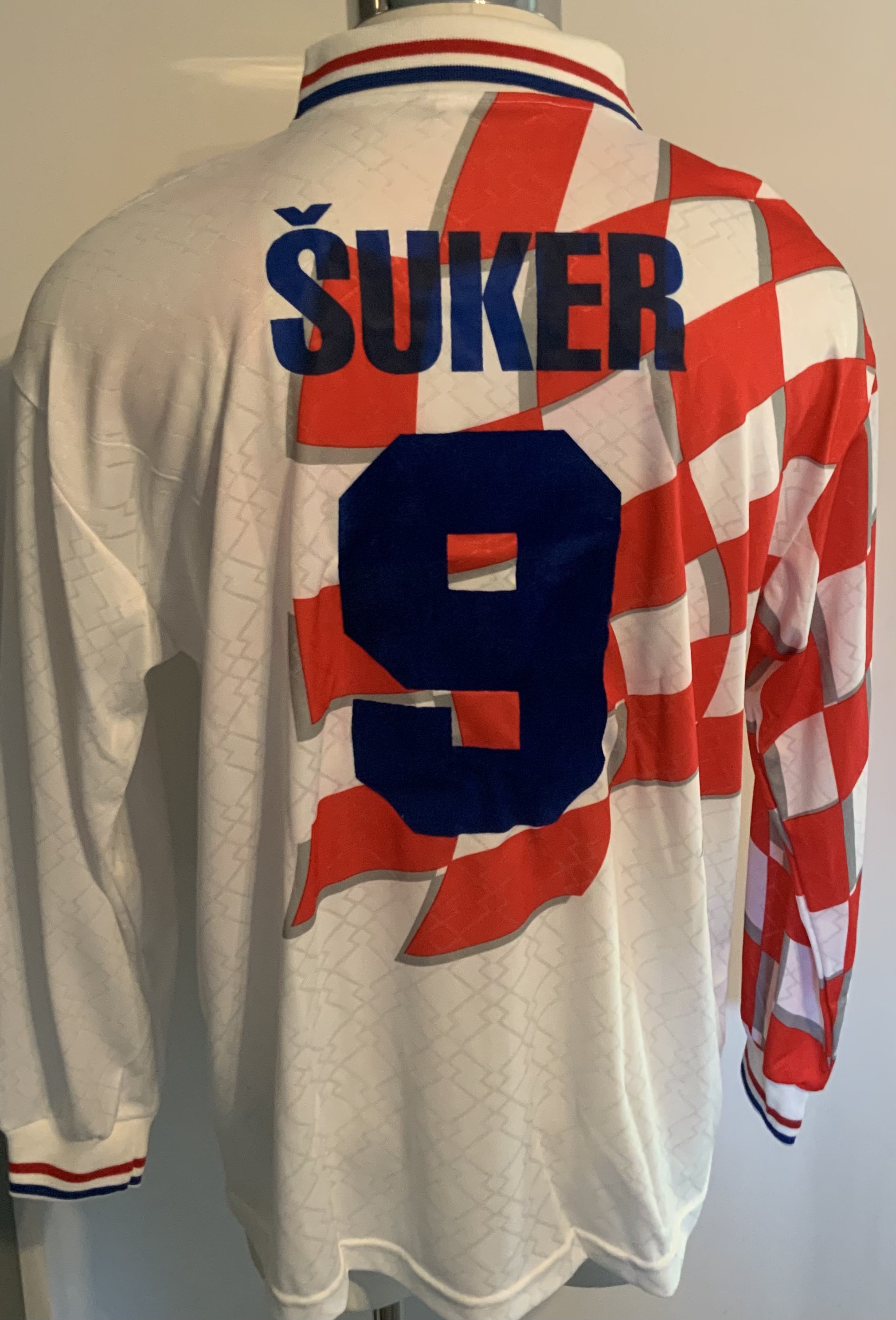 Croatia 1998 Match Issued Football Shirt: Red and white long sleeve Lotto shirt with Suker 9 to rear. Worn during the World Cup Tournament in France. FIFA World Cup France 98 transfer to front. Signed COA from the player who was captain included. Suker won the Adidas Golden Shoe with 6 goals. 