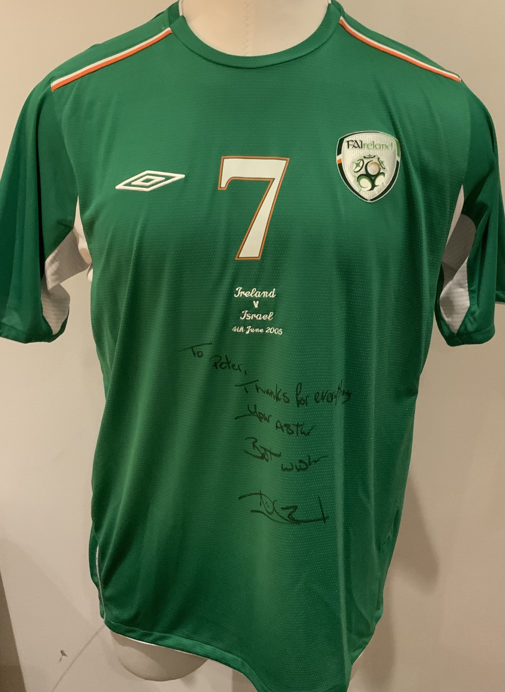 Republic of Ireland 2005 Match Worn Football Shirt: Green short sleeve shirt with number 7 to rear. Worn by Andy Reid v Israel on 4 June 2005. Shirt is signed by the player to the front with dedication. 