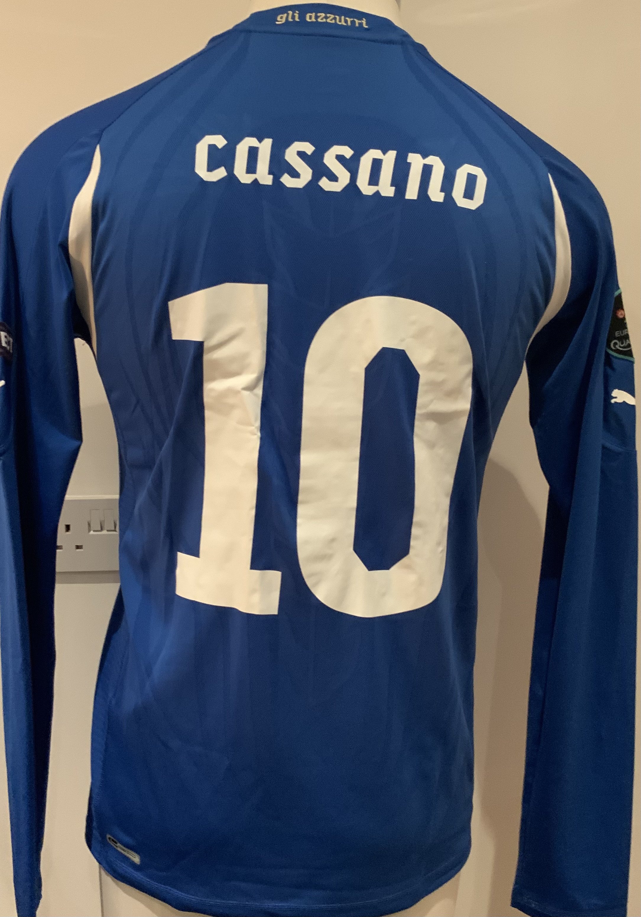 Italy Match Worn Football Shirt: Blue long sleeve shirt with Cassano 10 to rear. Issued v Slovenia on 25 March  2011 in Euro Qualifier. Player chose to wear a short sleeve shirt for the match.