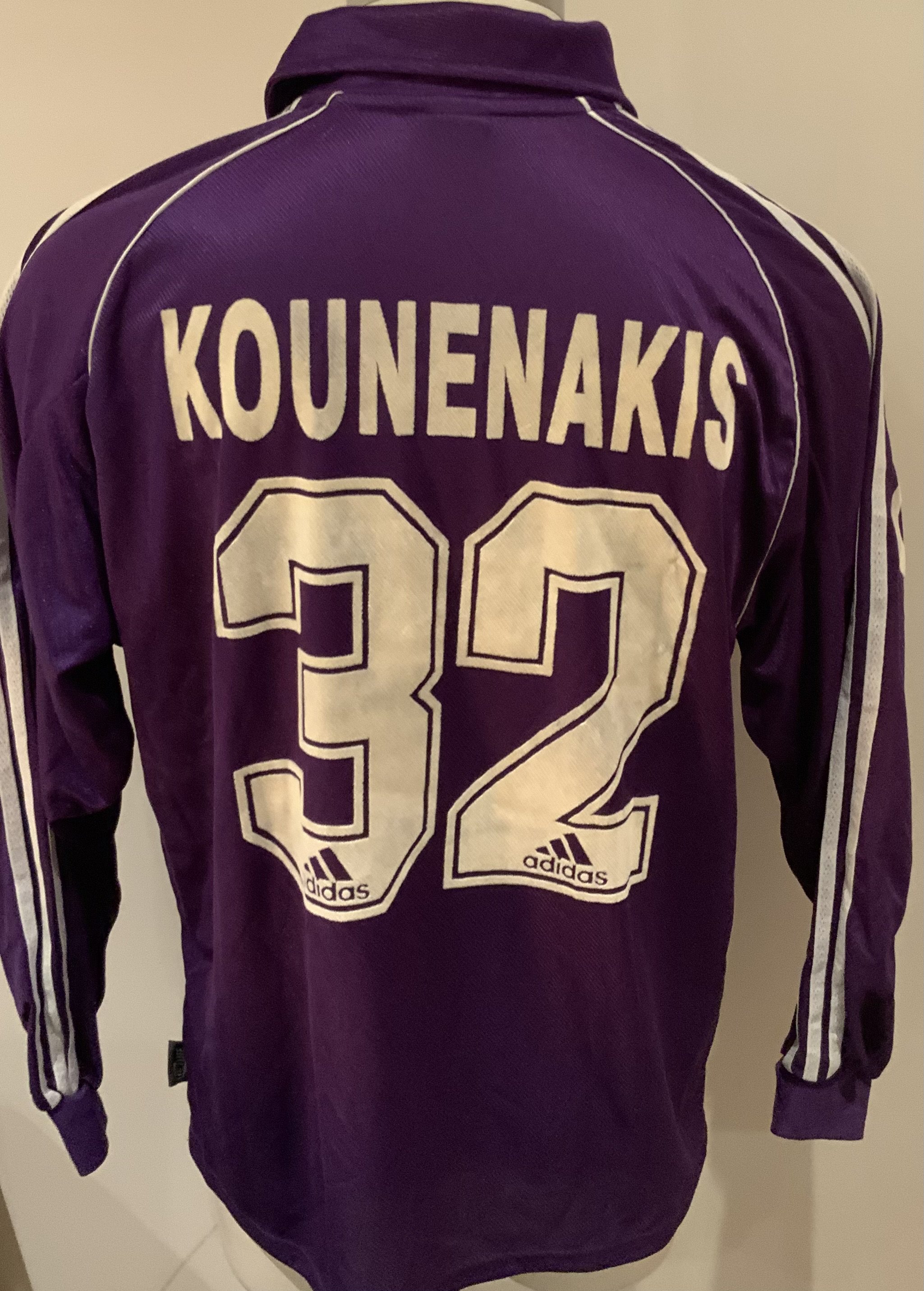 Anderlecht 1999 - 2000 Away Match Worn Football Shirt: Purple long sleeve Adidas shirt with Kounenakis 32 to rear. Anderlecht were champions this season. 