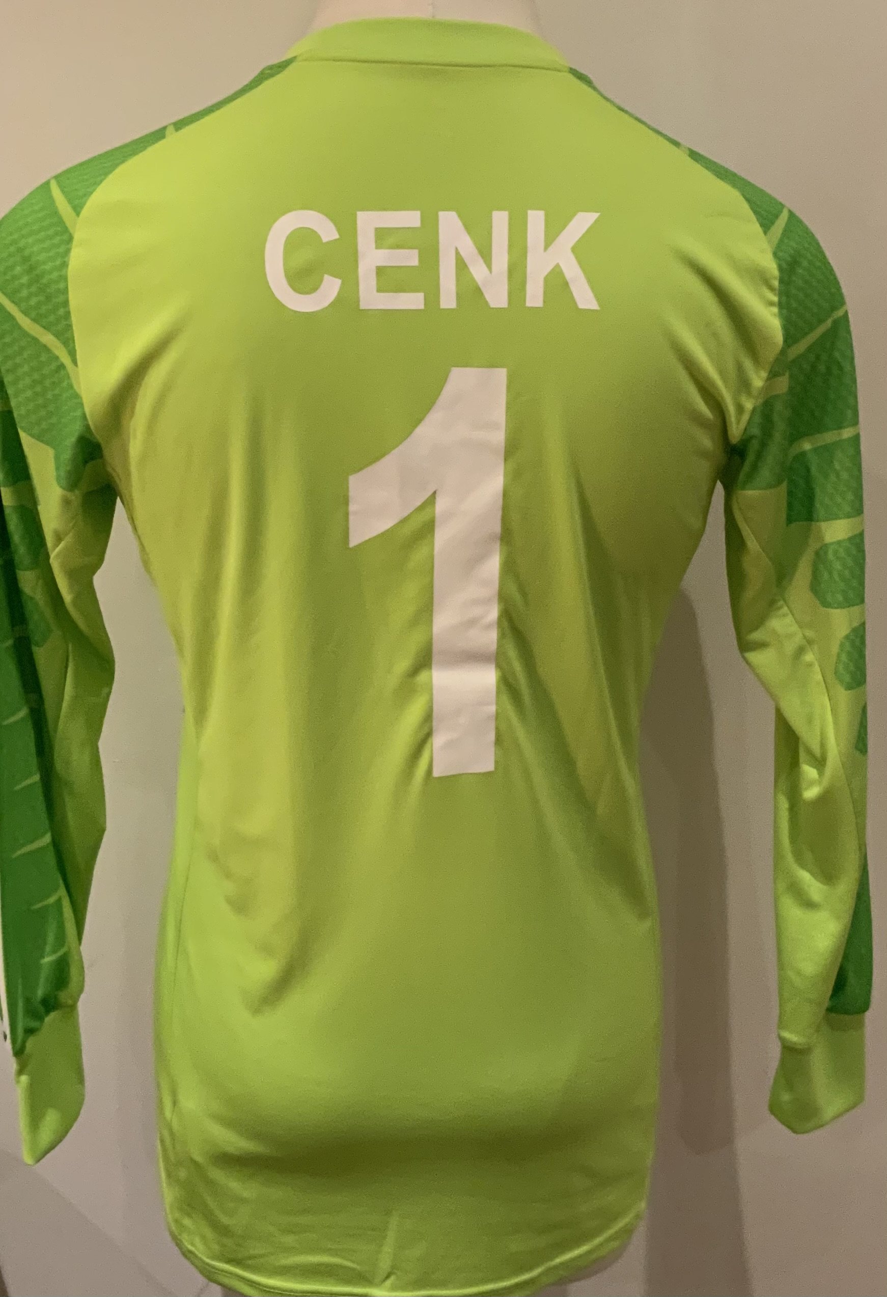 Besiktas 2014 - 2015 Match Issued Football Shirt: Green long sleeve goalkeepers shirt with number 1 Cenk to rear. Issued v Arsenal in the Champions League play off on 19 August 2014. Cent Tosun was an unused substitute. 