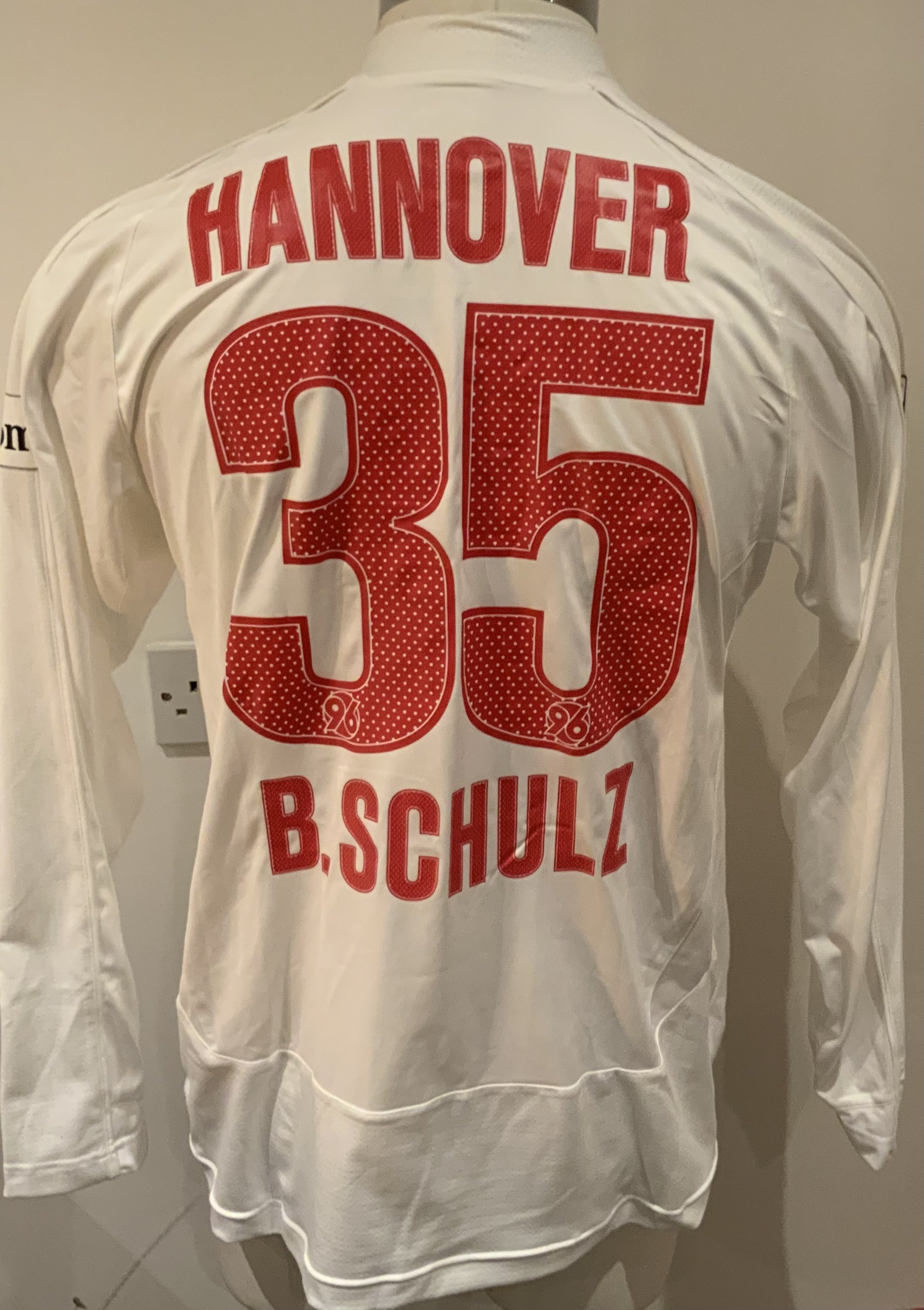 Hannover 96 2008 - 2009 Match Worn Football Shirt: White long sleeve shirt with Bundesliga badge to sleeve. B Shulz 35 to rear. Bastian Shulz played for Hannover from 2005 to 2009. This was swapped with Arsenal kit man in July 2009. 