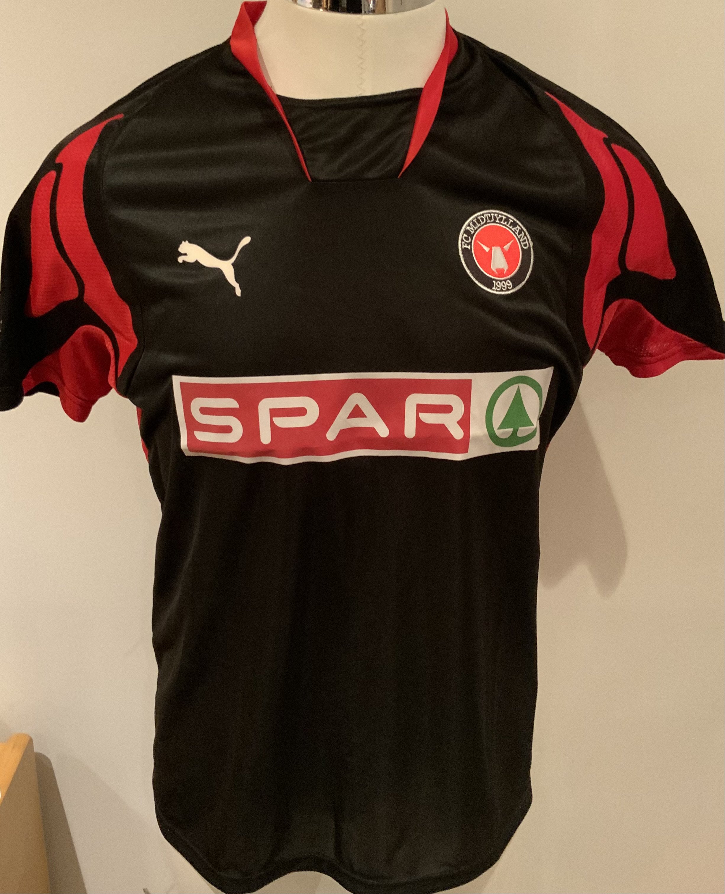 Midtjylland 2008 - 2009 Match Worn Football Shirt: Black short sleeve shirt with Borring 8 to rear. Worn during the season. No shirt badges were used during the season. 