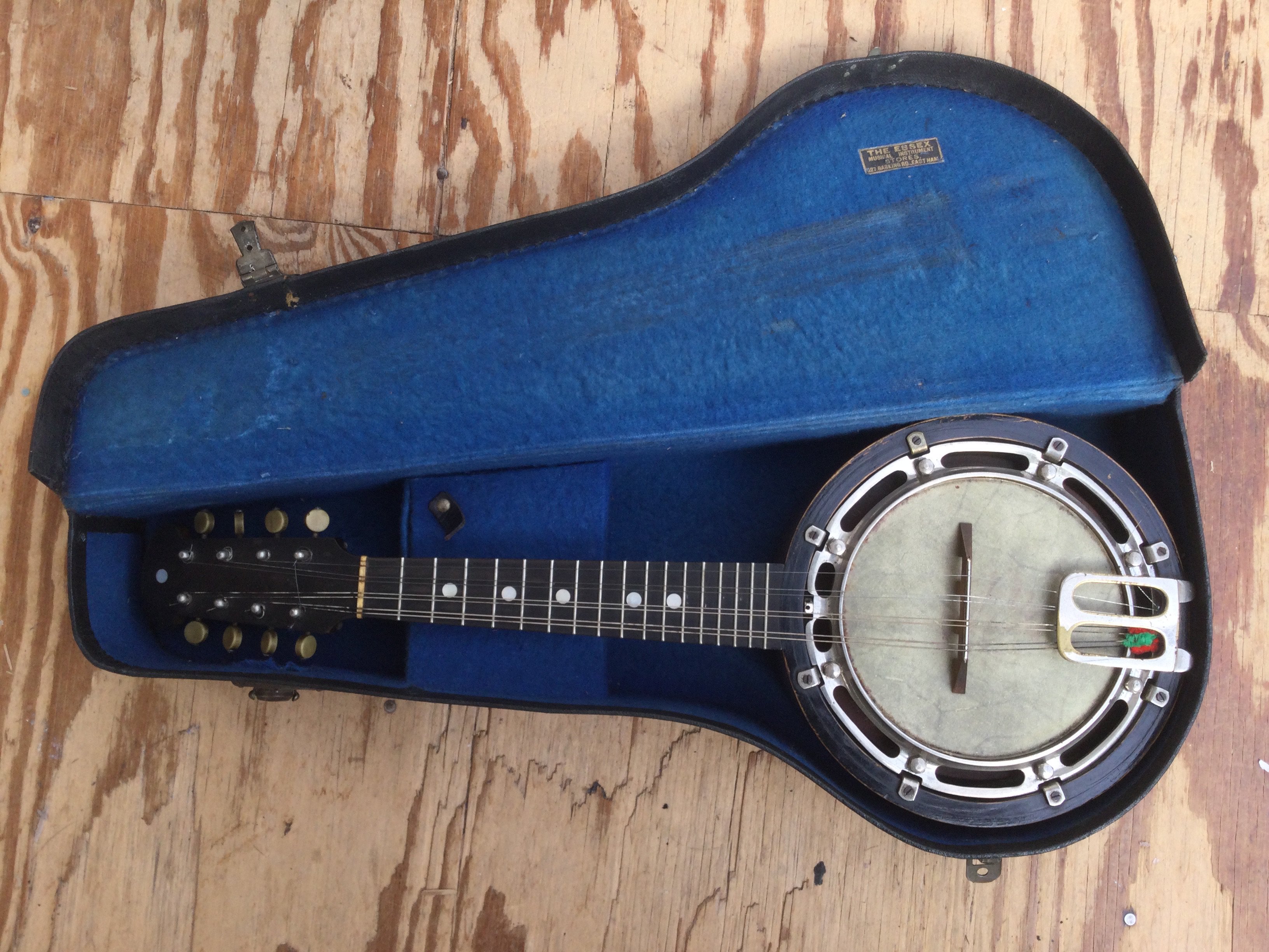 A vintage Barnes & Mullins eight string banjolele with original carry case.