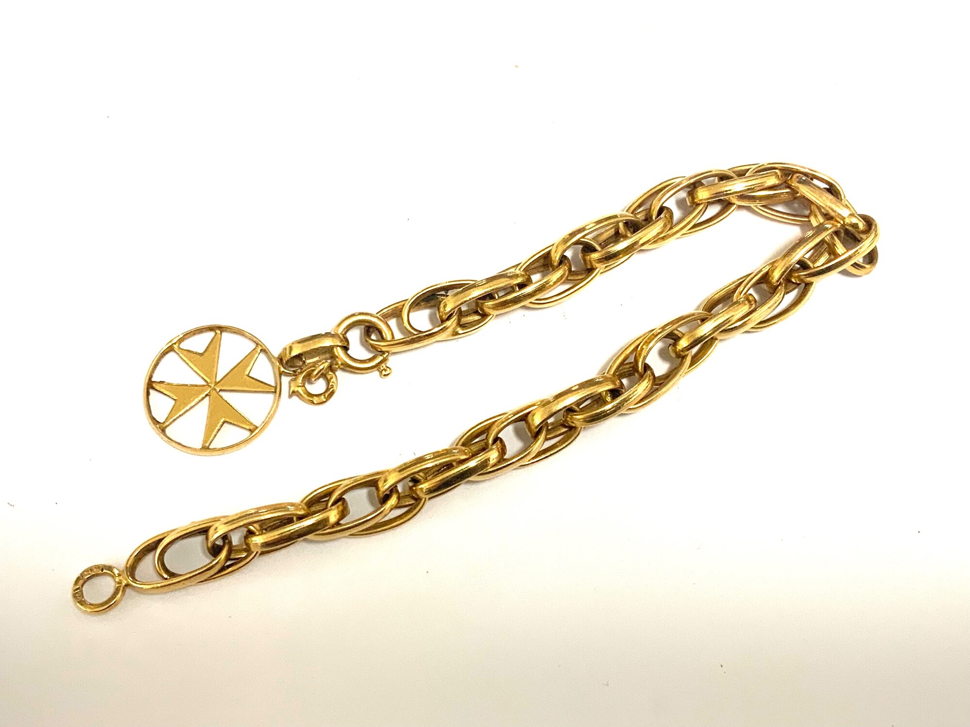 An 18ct yellow gold bracelet with an attached Maltese cross charm, 13.99g