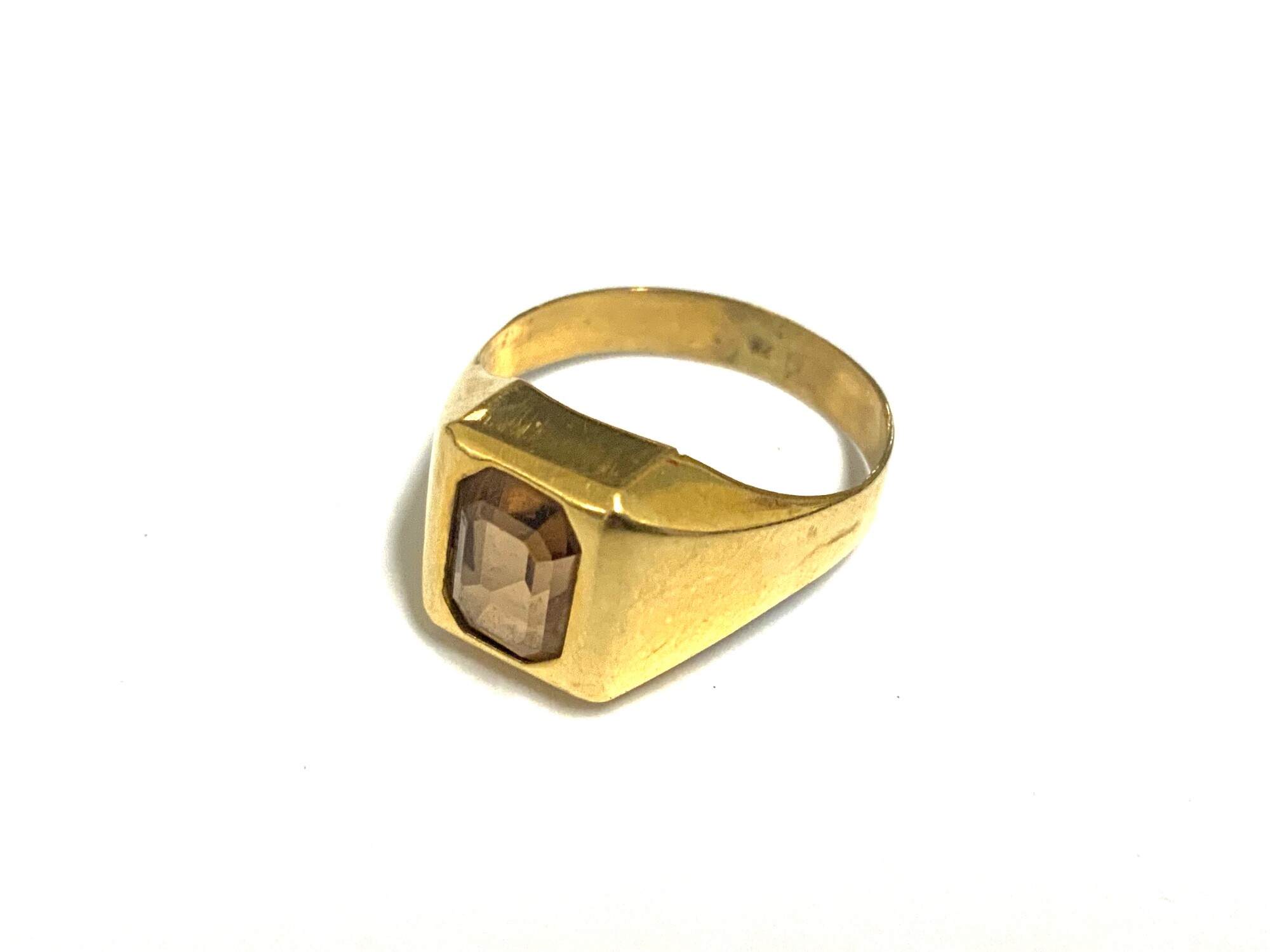 An 18ct gold ring set with a polished citrine. Size