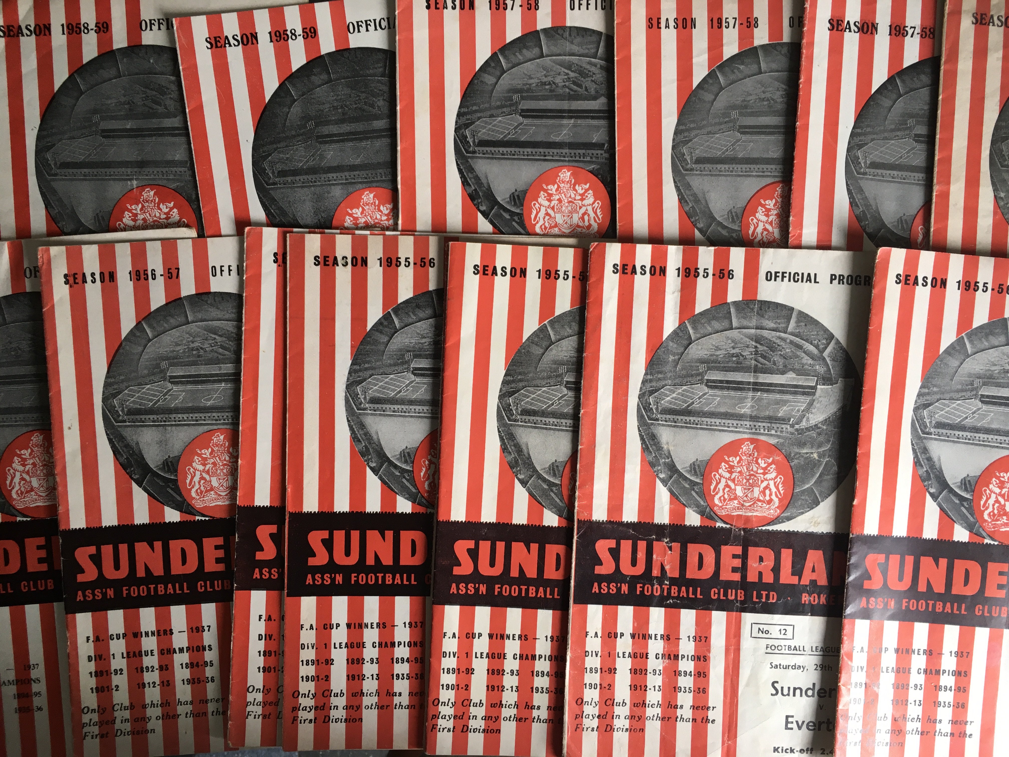 Sunderland Home Football Programmes: 15 from the 50s and approximately 135 from the 60s and 40 from the early 70s. 64/65 x 24 and 67/68 x 24 included. Instructions to sell. Very good. (est 190+)