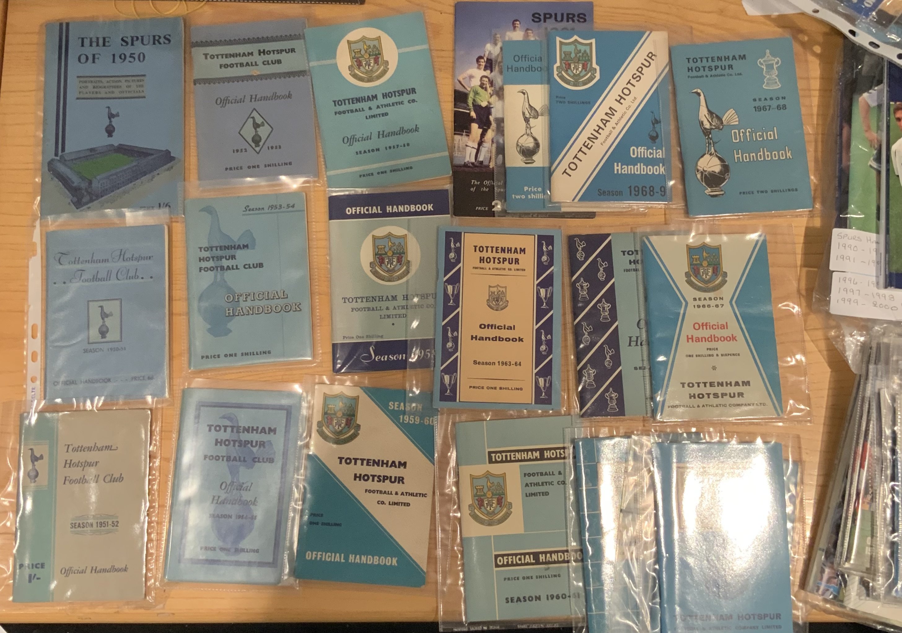 Tottenham Football Handbook Collection: Near complete from 1950 to 1992, only missing 1955 - 1956 and 1956 - 1957. Run continuous from 1996 to 2002. Good condition (50)