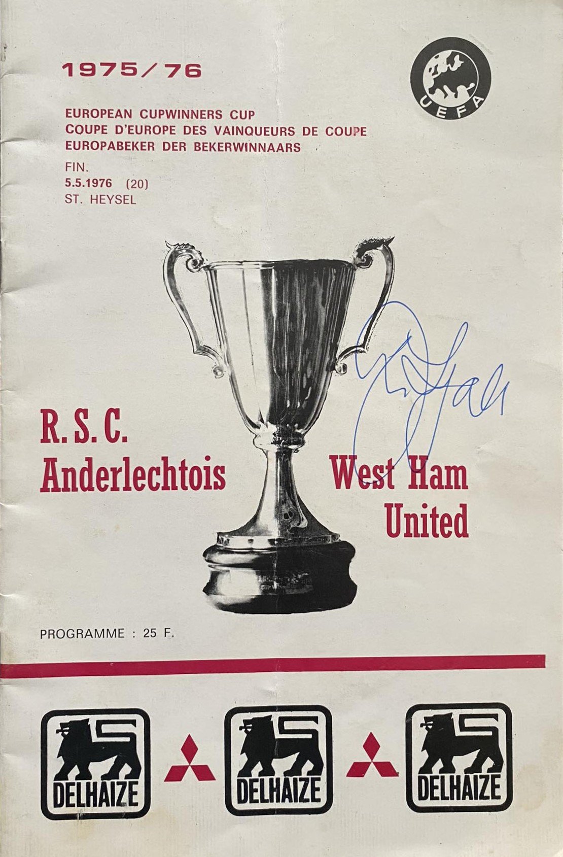 John Lyalls ECWC Opposition Football Pennants: Final programme signed by Lyall together with pennants given to him by the opposition to include Den Haag, Reipas Lahden 2 different, Eintracht Frankfurt and Anderlecht. 3 of the clubs also gave Lyall some cuff links. Rare items.