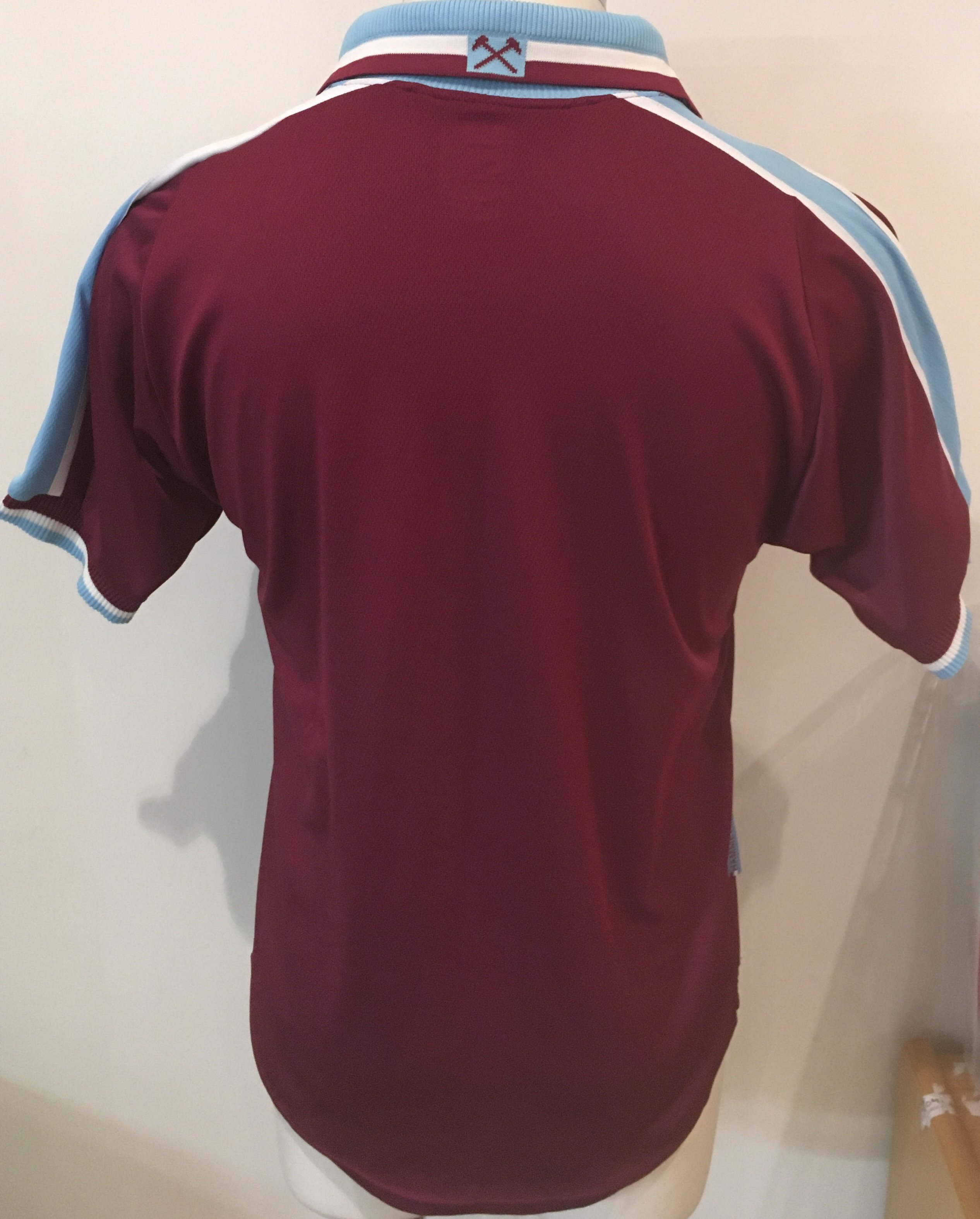 West Ham 2006 FA Cup Finalists Signed Football Shirt: 1999 - 2001 Home short sleeve Fila Dr Martens small shirt hand signed to front by 19 players. The autographs are of the 2006 FA Cup finalists and include Sheringham Reo Coker Harewood Zamora and Mullins.