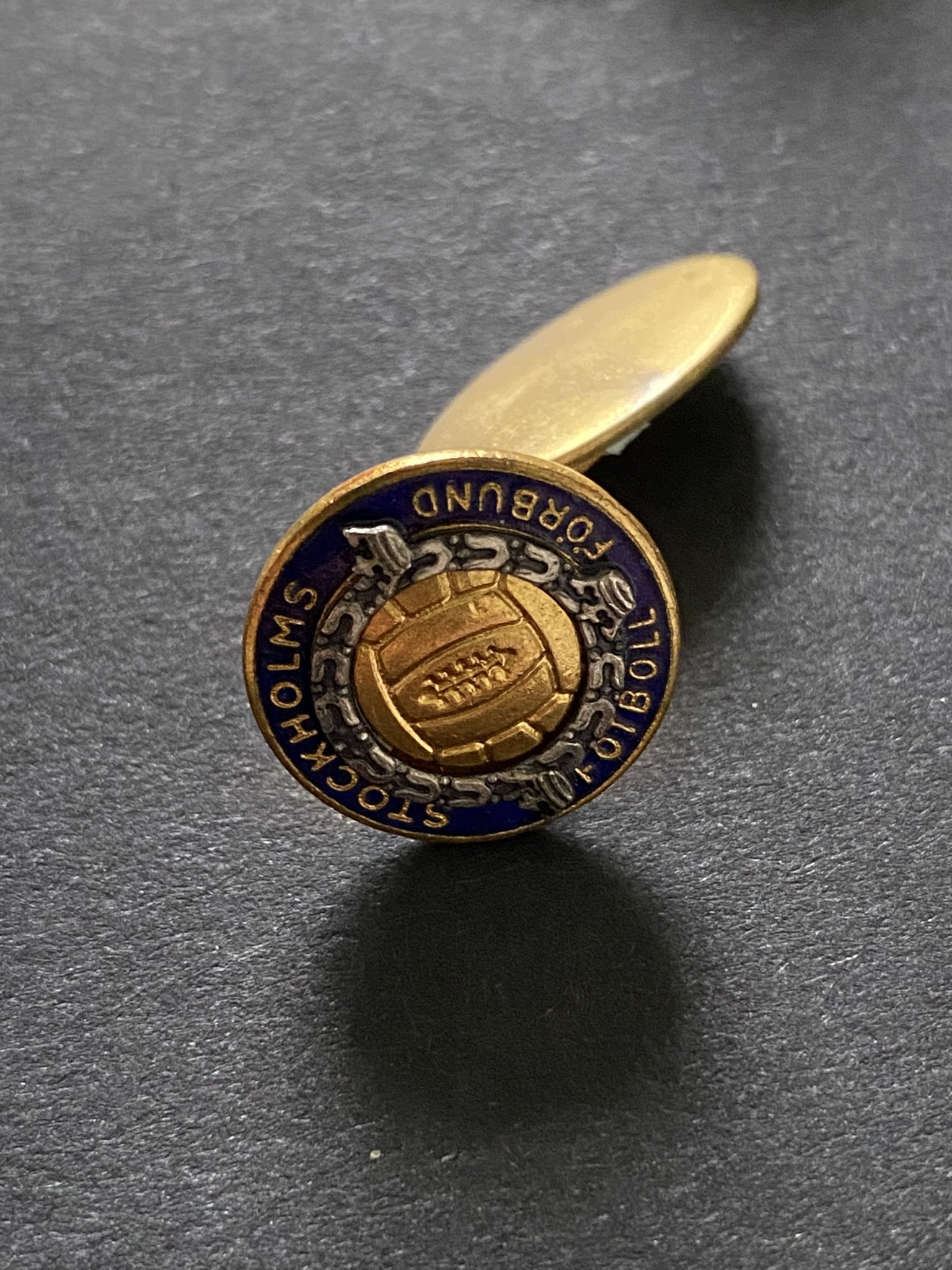 John Lyalls West Ham 1972 Sweden Tour Momentos: Pennant, 2 pairs of cufflinks and stick pin badge believed to have been picked up by Lyall when they played Osters in 1972. C/W UMEA 350th Anniversary medal in original box.