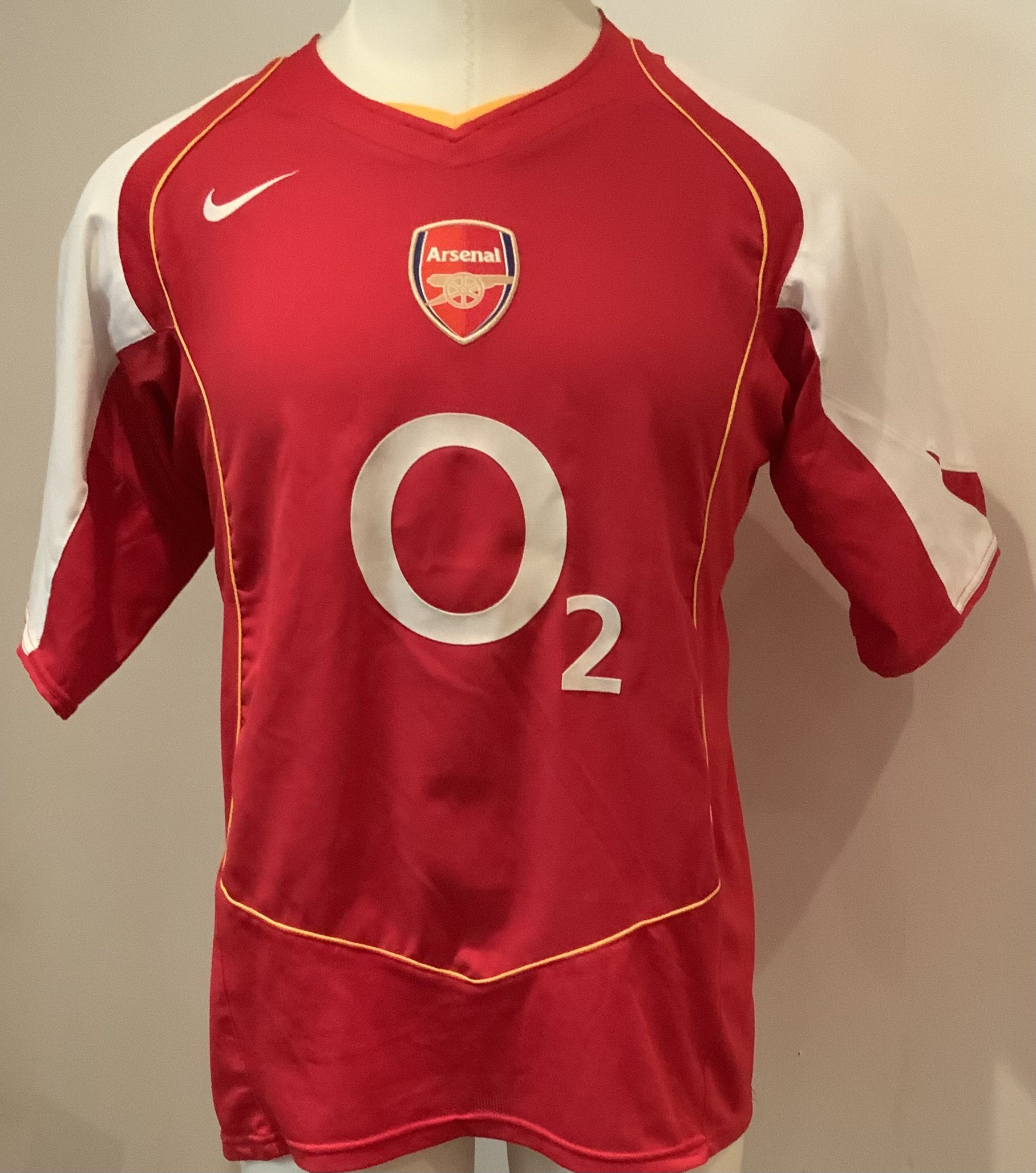 Arsenal 04 - 05 Home Football Shirt: Short sleeve red and white replica O2 in good condition. Size 42-44.