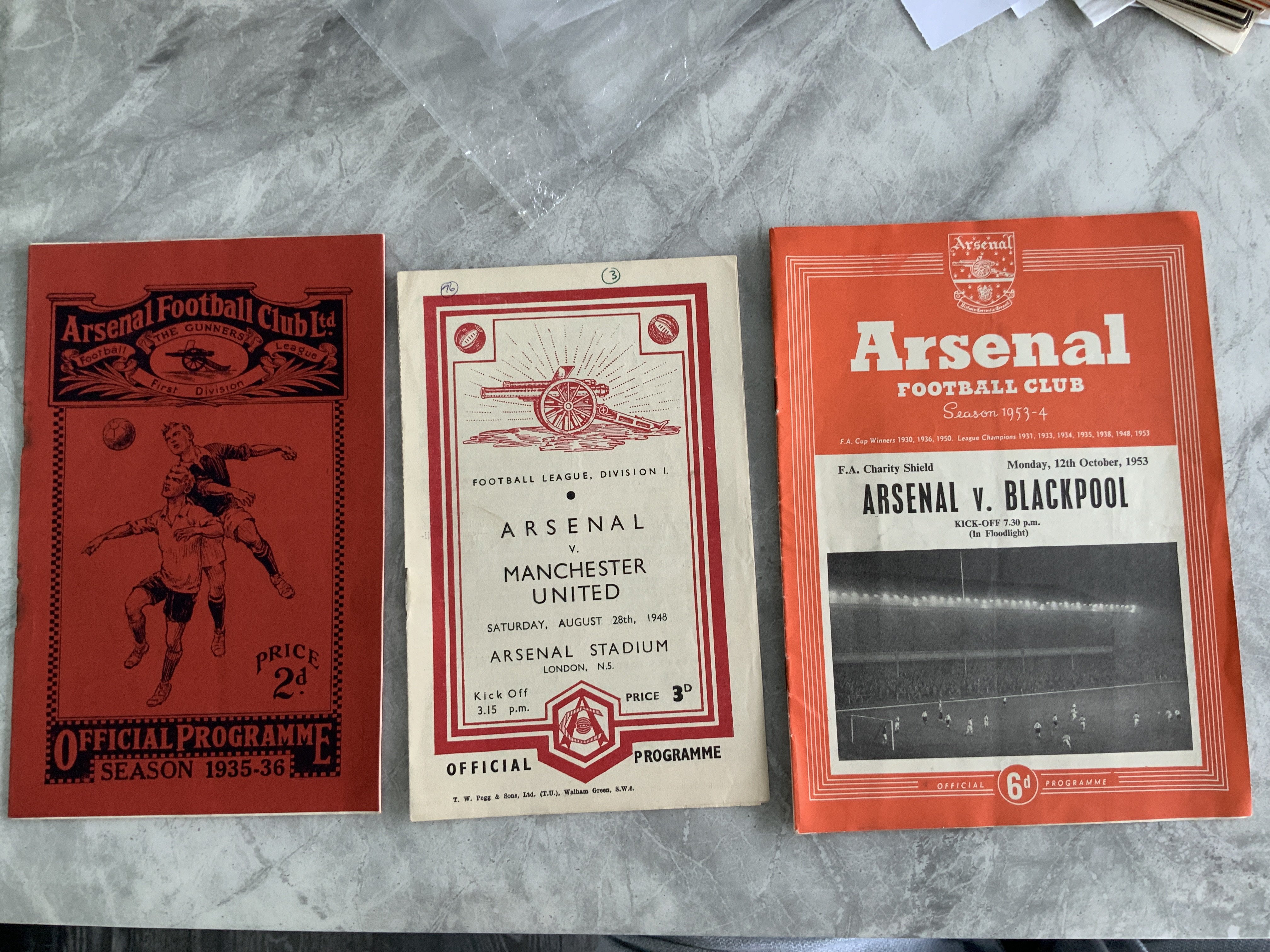 Arsenal Home Football Programmes: 35/36 Grimsby staples rusted away, 1953 Blackpool Charity Shield, 48/49 Manchester United league nof and a further 17 from 49/50 to 51/52. C/W aways at 53/54 QPRfriendly and 60/61 Wimbledon LCC. Very good. (22)