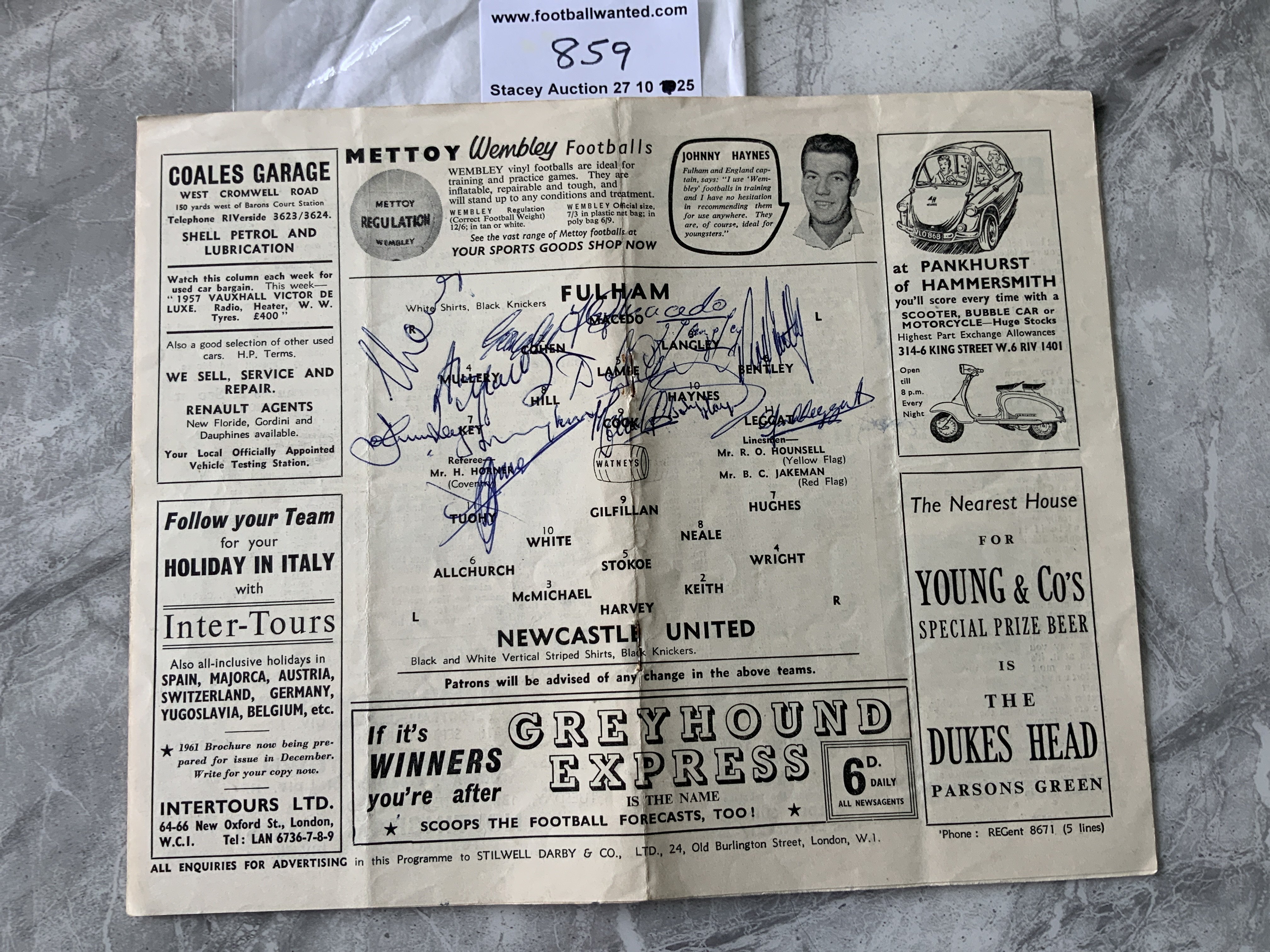 1960 Fulham Fully Signed Football Programme: Signed to the team page v Newcastle by the whole Fulham team including Macedo Cohen Haynes and Bentley.
