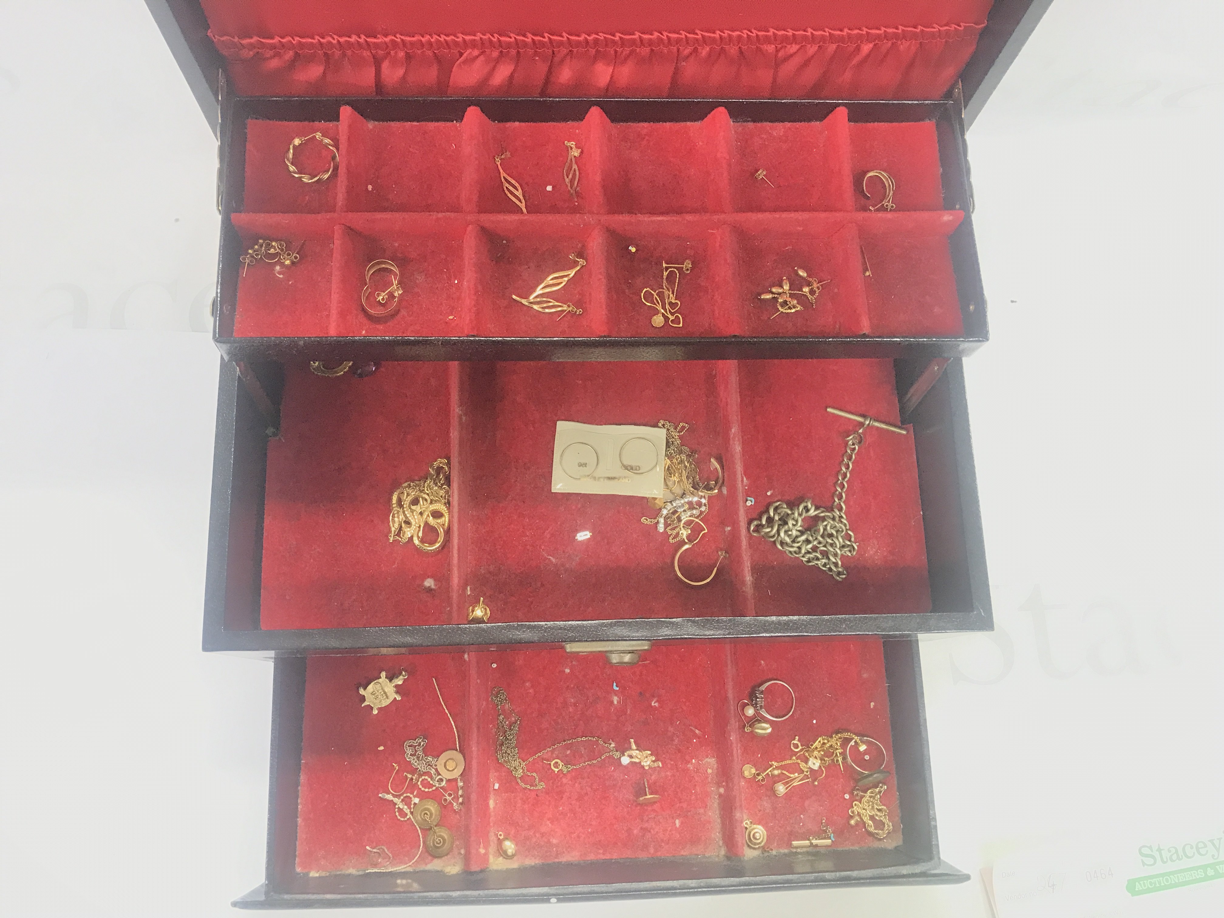 A collection of assorted jewellery with some 9ct gold jewellery amongst other yellow metal items