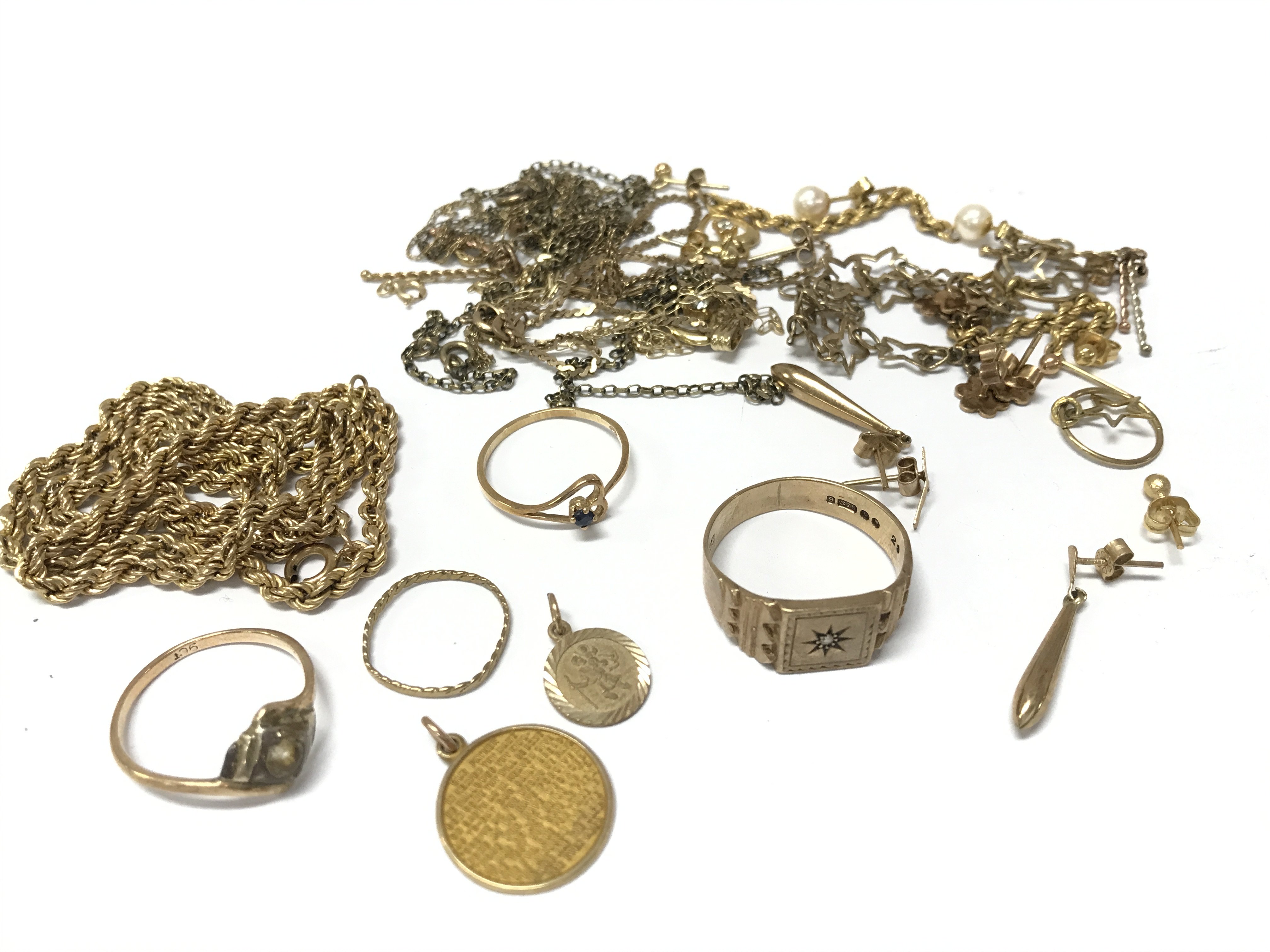 A mixed lot of 9ct gold and yellow gold including a diamond set signet ring, chains etc, 34g total weight. Postage catA