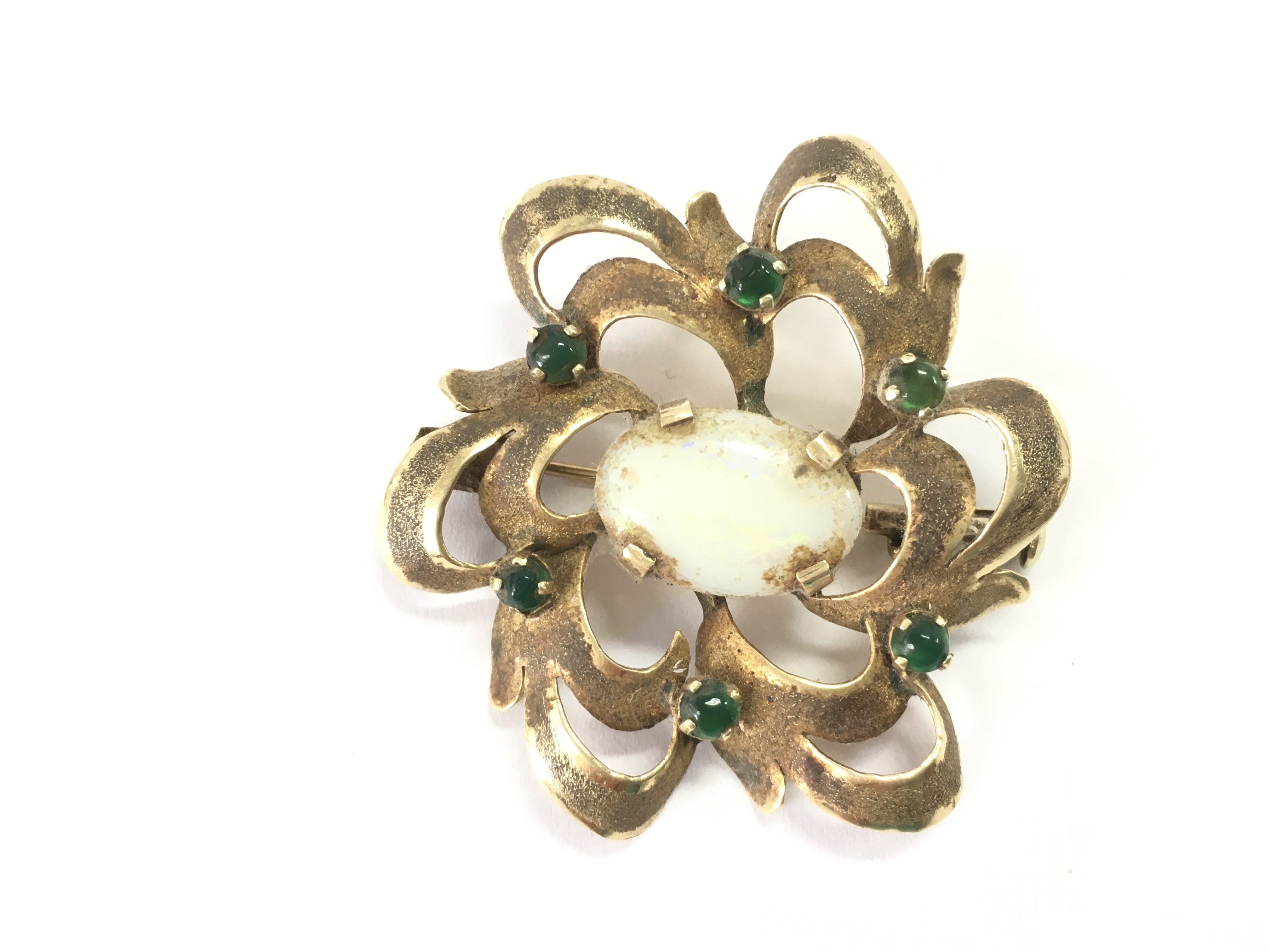 An opal and emerald brooch. No visible hallmarks. 7.28g Postage B