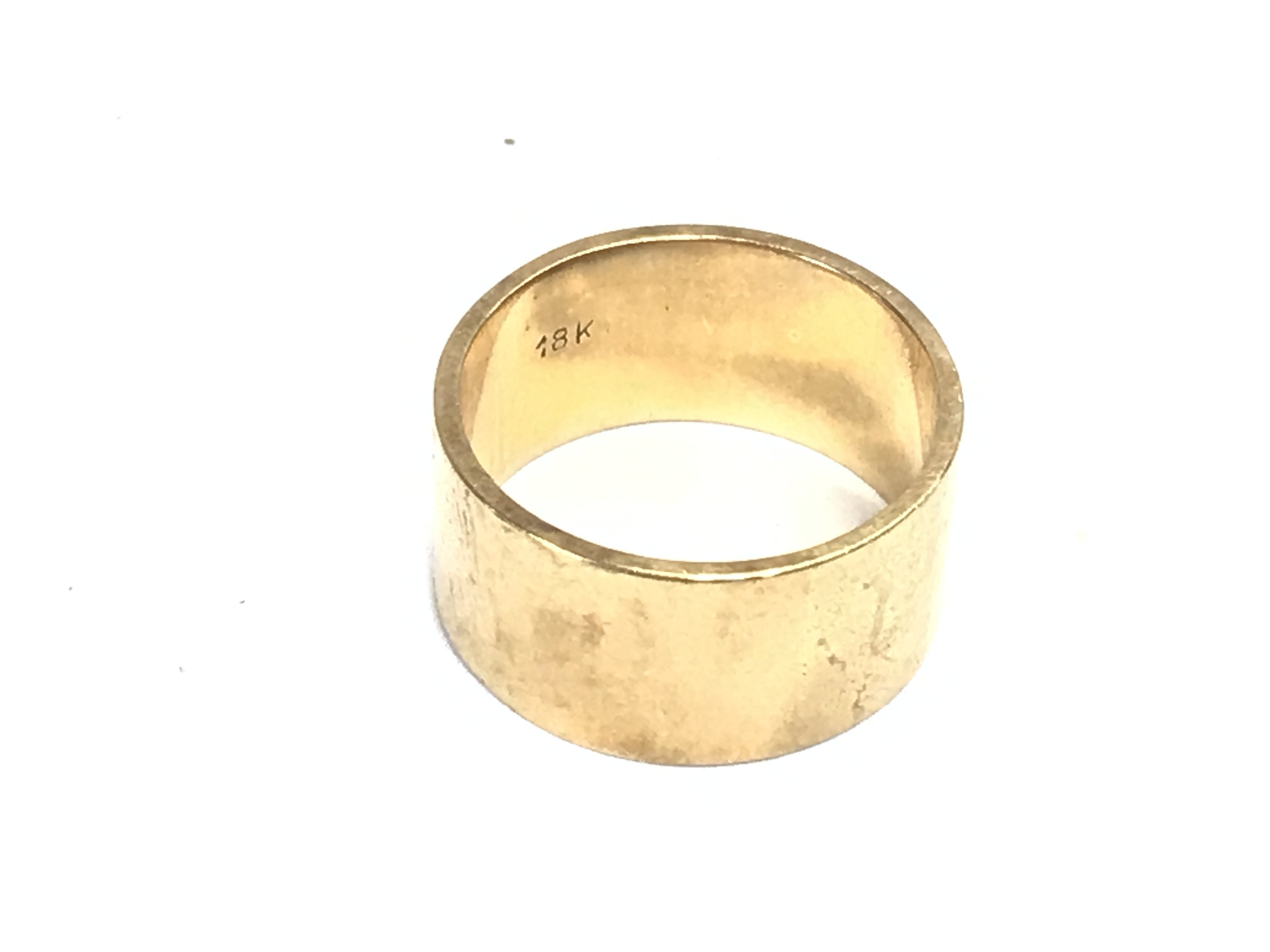 An 18ct gold wedding ring. Size O and 8.42g
