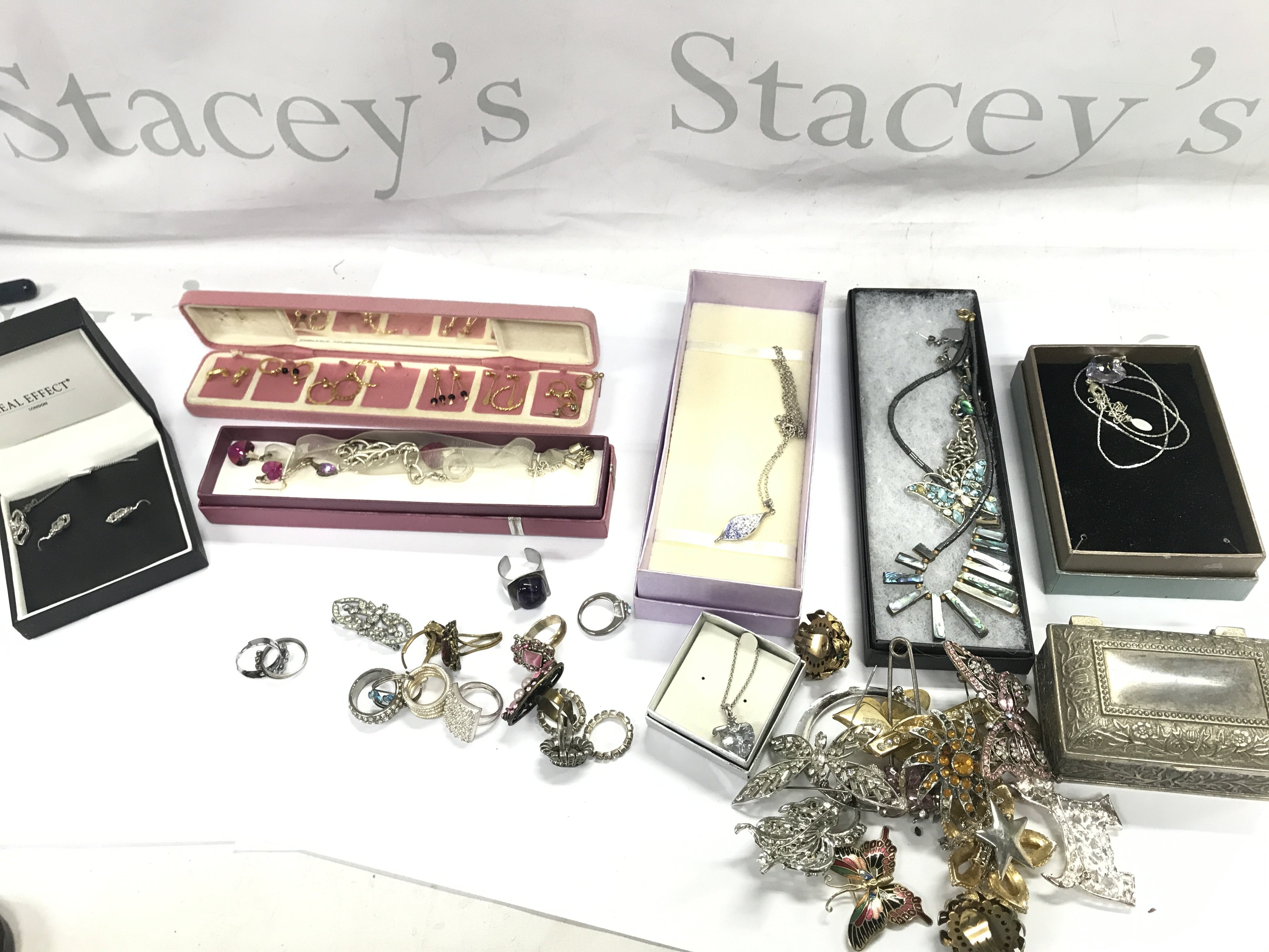 A collection of costume jewellery including necklaces and brooches etc. Postage B