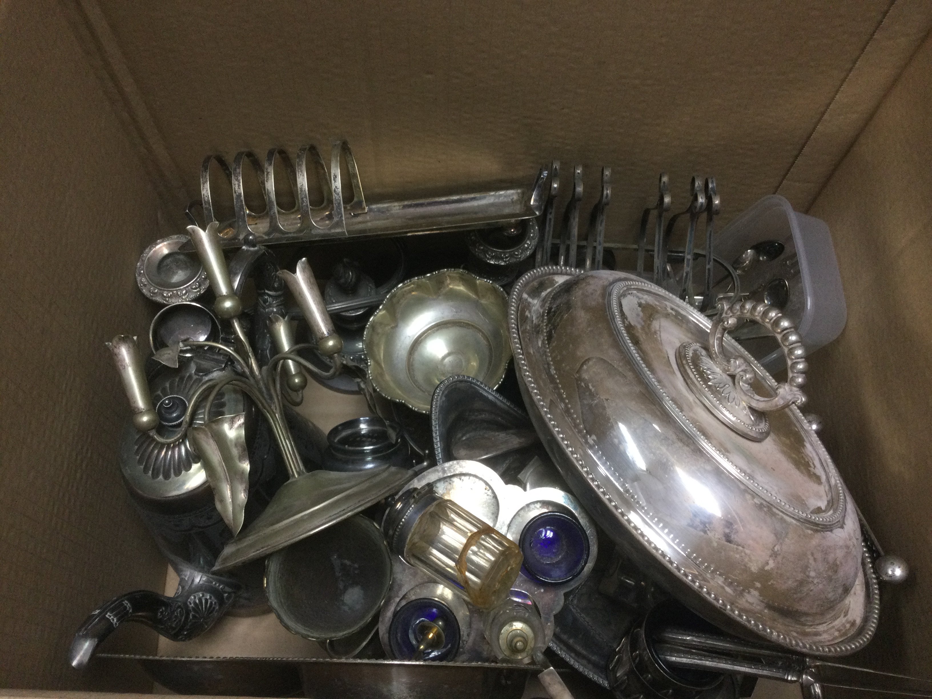 A box of mixed silver plated items. Shipping category D.