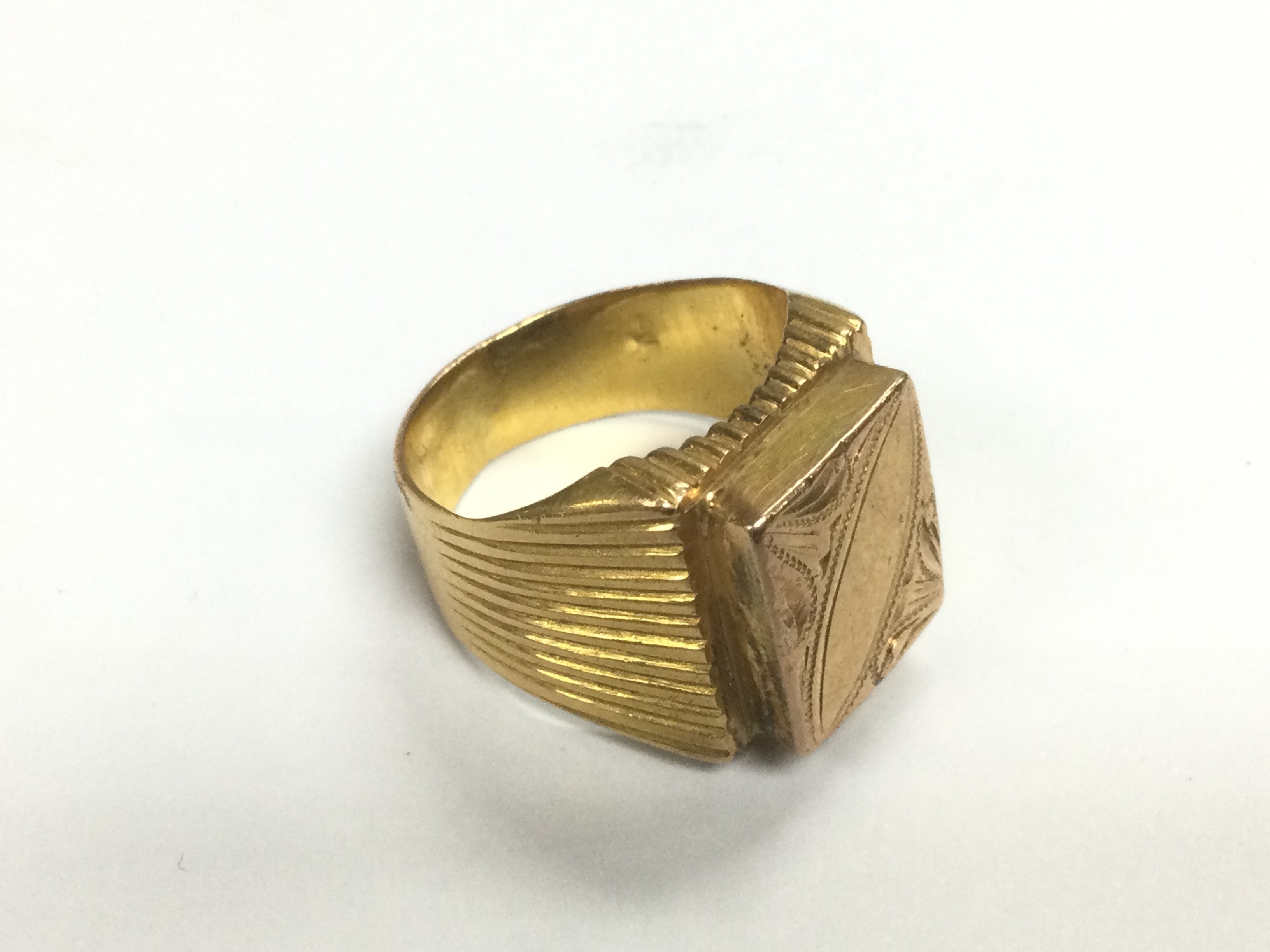 A high grade gold ring, unmarked. Approx 11.9g and approx size M. Shipping category A.