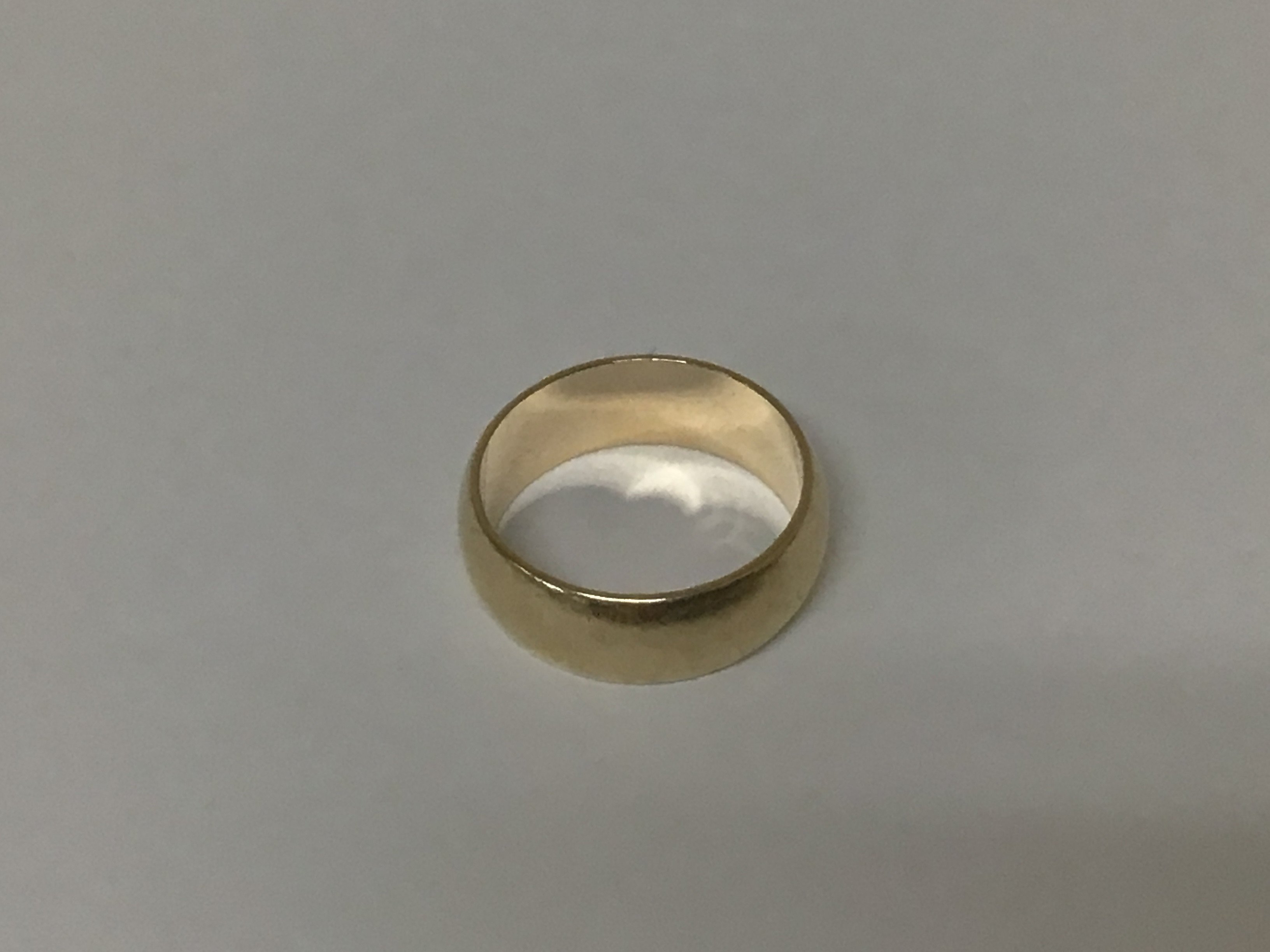 An unmarked wedding ring weight 4.5g.